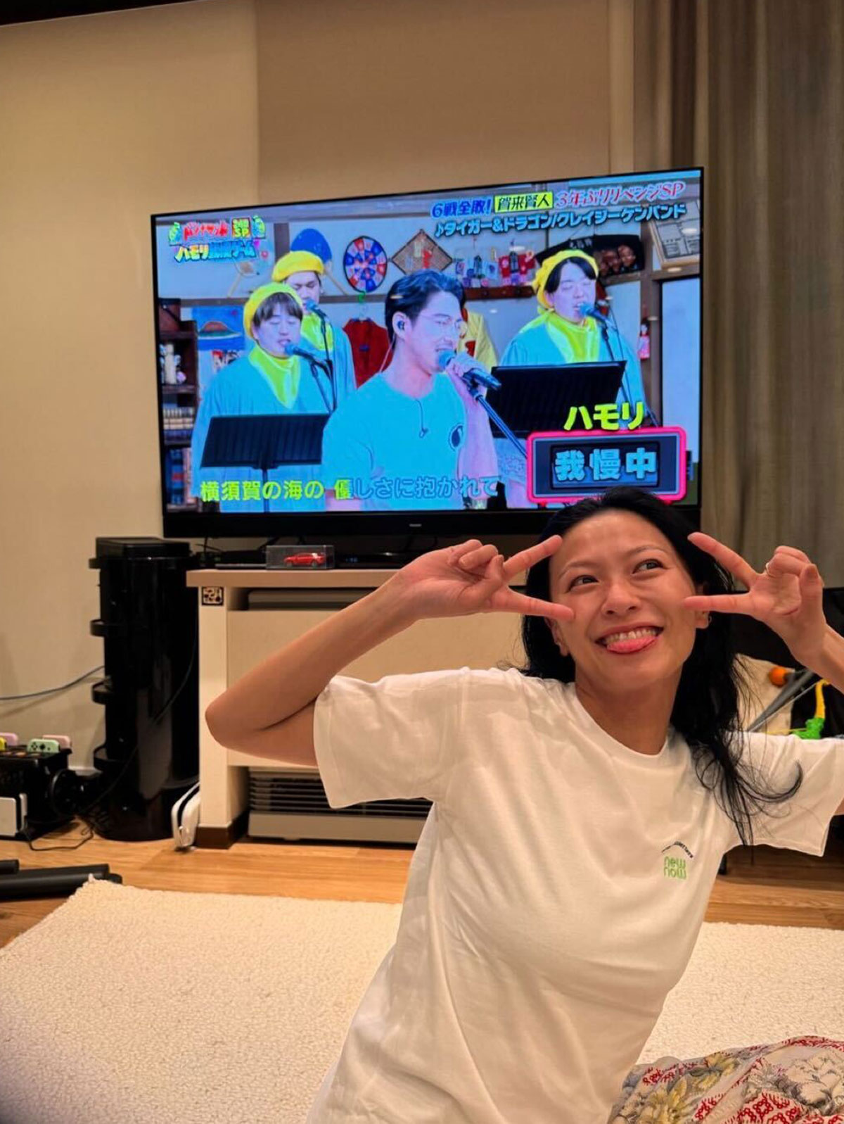 賀来賢人のXより。妻・榮倉奈々の “変顔ショット” を公開したが、庶民的な大きさのテレビにも注目が集まった