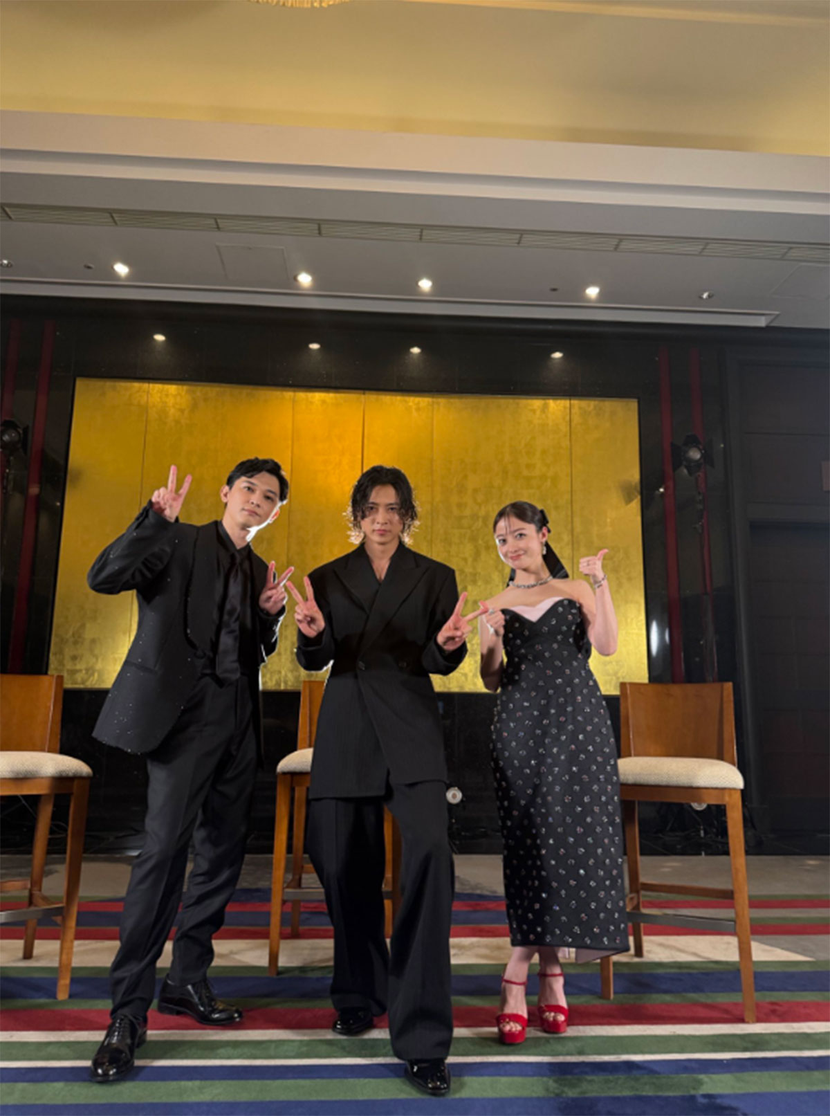 出演映画『キングダム 魂の決戦』のワールドプレミアで、吉沢亮（左）、山崎賢人（中央）とのスリーショットを見せた橋本環奈（画像・橋本環奈のX「@H_KANNA_0203」より）