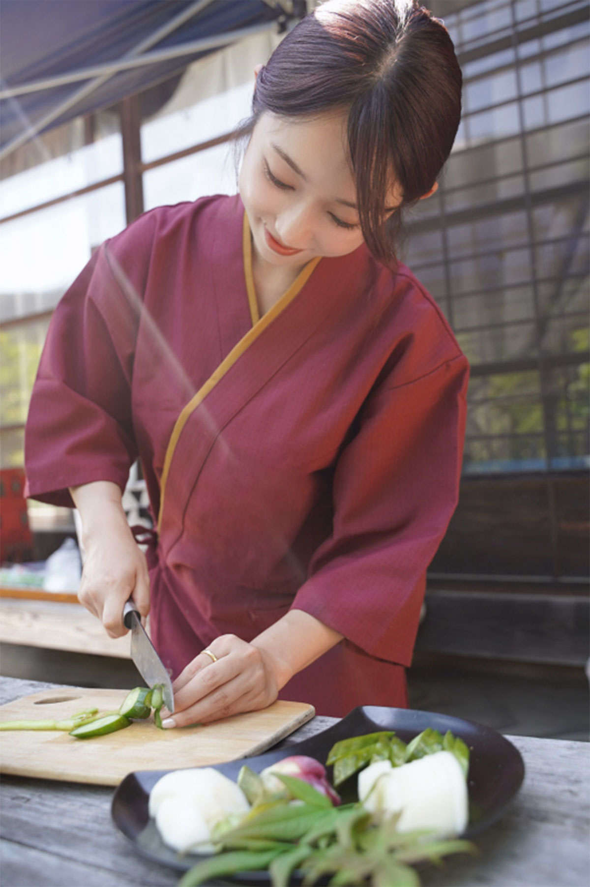 包丁でキュウリを切ろうとする写真を投稿した堀江聖夏だが、指先が包丁の下に入っていたため危険を指摘する声が集まった（画像・『堀江 聖夏 | Horie Mina』のX「@0714_lovelys」より）