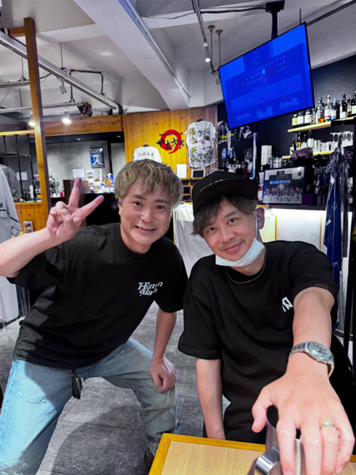 加藤晴彦（右）の現在の姿に称賛が寄せられている（画像・『カラテカ入江』のInstagram「oreirie0408」より）