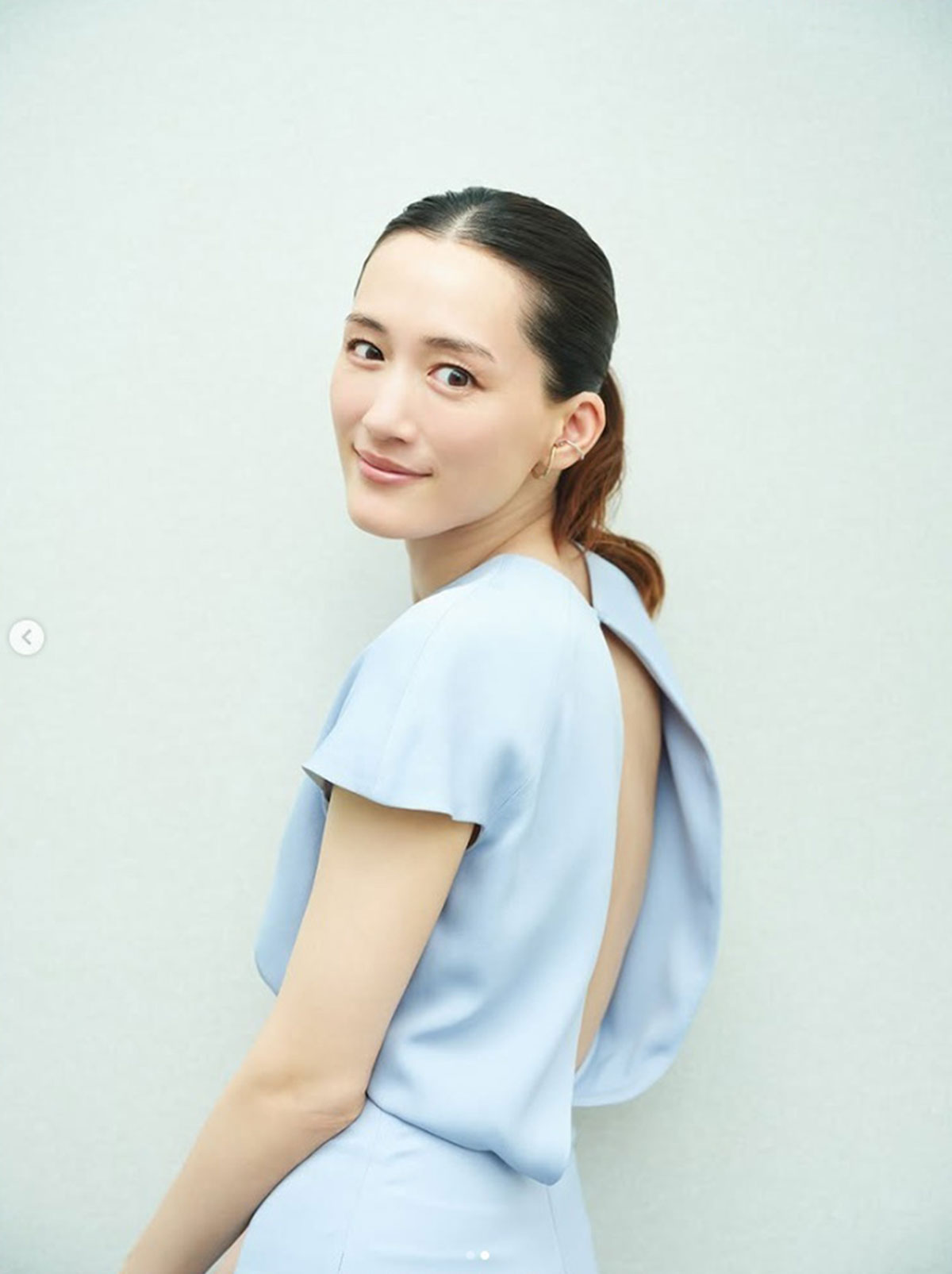 綾瀬はるかが公開したライトブルーの美しいドレス姿。背中が “パックリ” と開いたデザインだ（写真・本人Instagramより）
