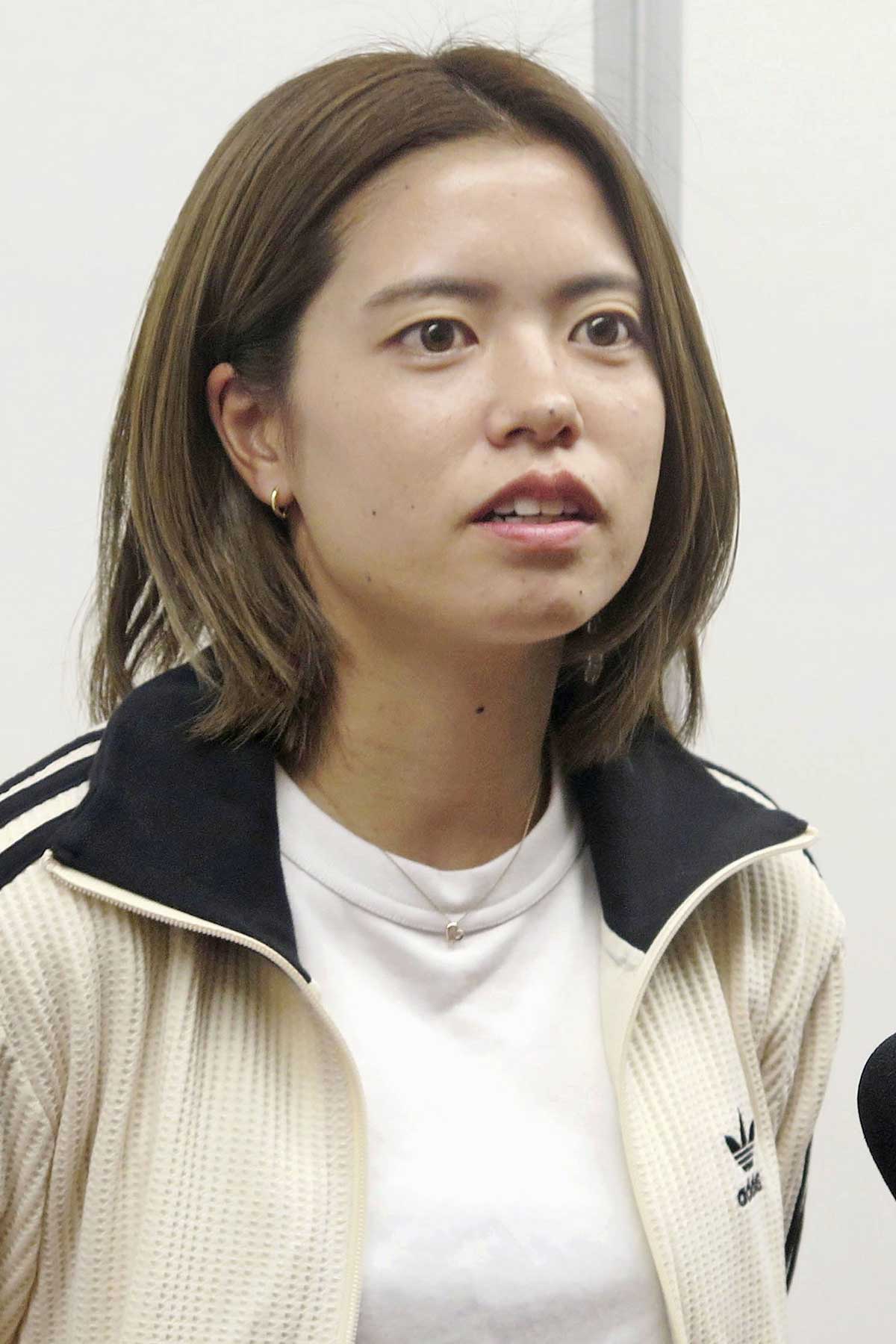 女子のマンチェスター・シティに所属する長谷川唯選手。トロフィーリフトが引きの映像になってしまった（写真・共同通信）