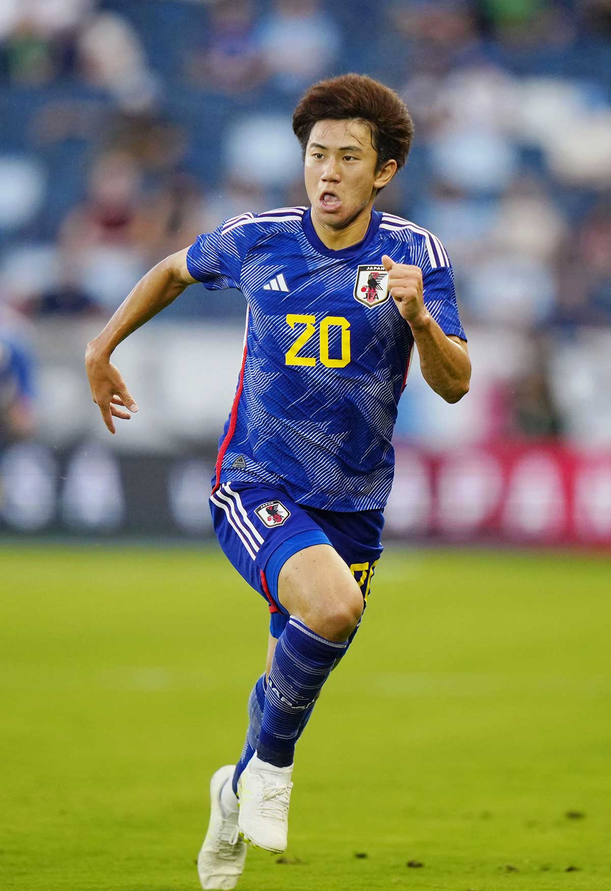 欧州サッカー界での深刻な“日本人への仕打ち”が続々発覚　“不自然カット”に加え監督による「お前は用済み」発言も