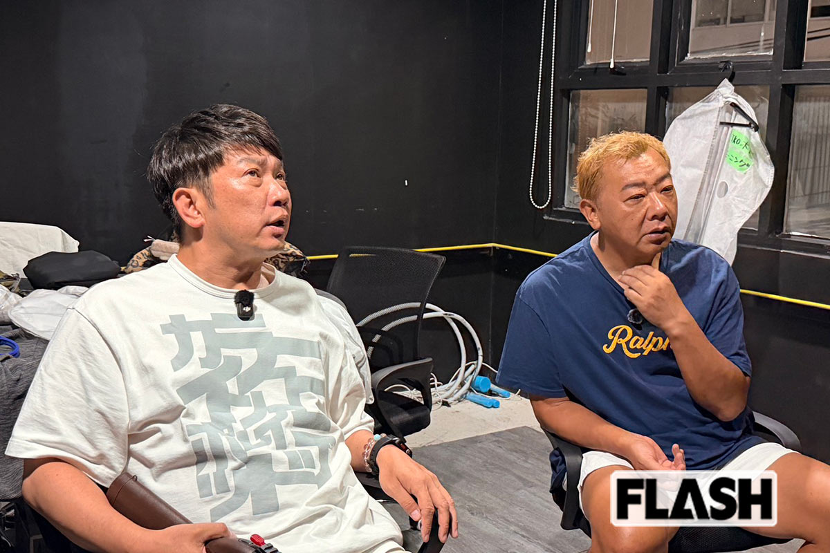 ライブ直前に緊張した様子の木下隆行。木本は楽しかったという