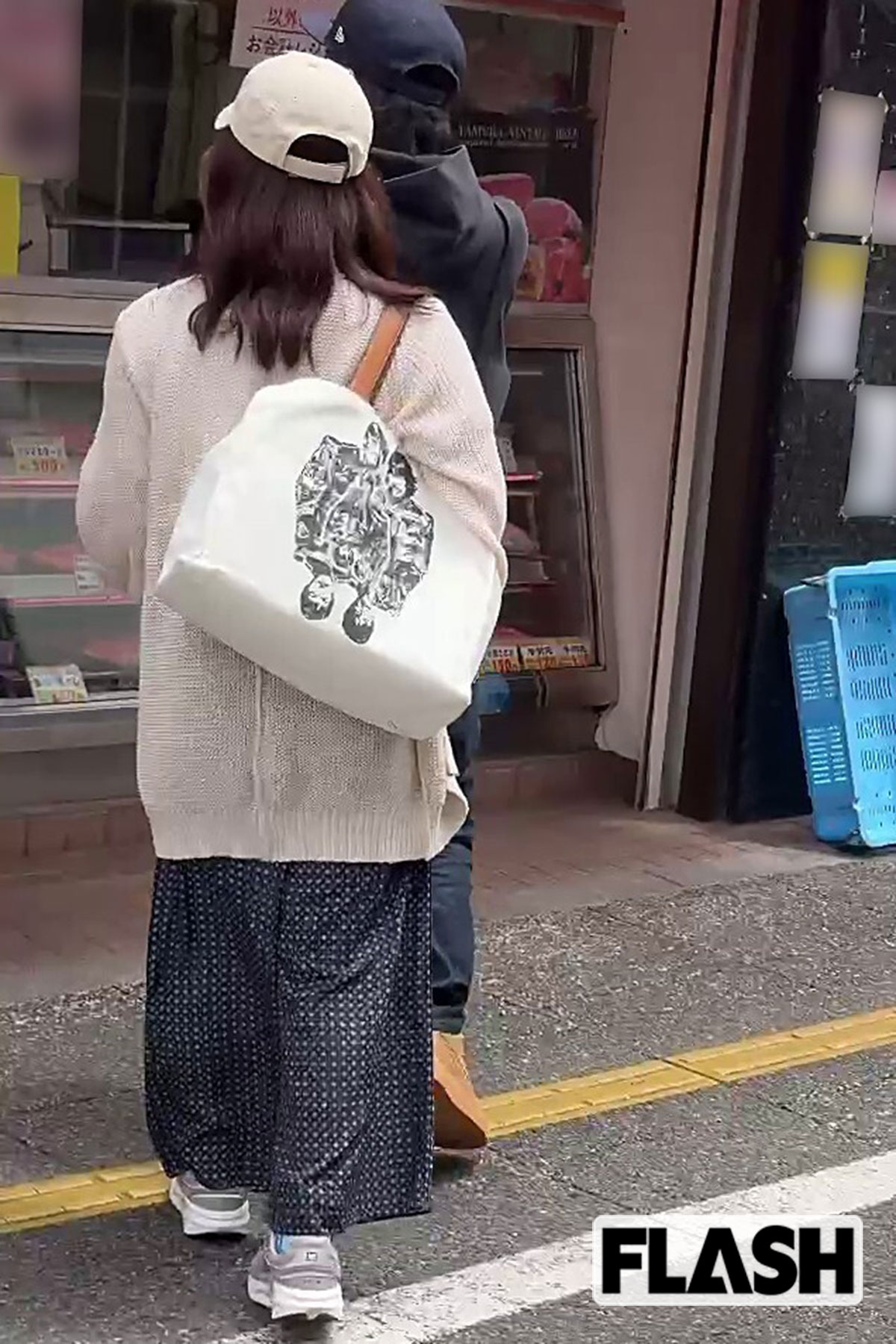 仲むつまじい様子で商店街デートを楽しむ水卜麻美アナと中村倫也