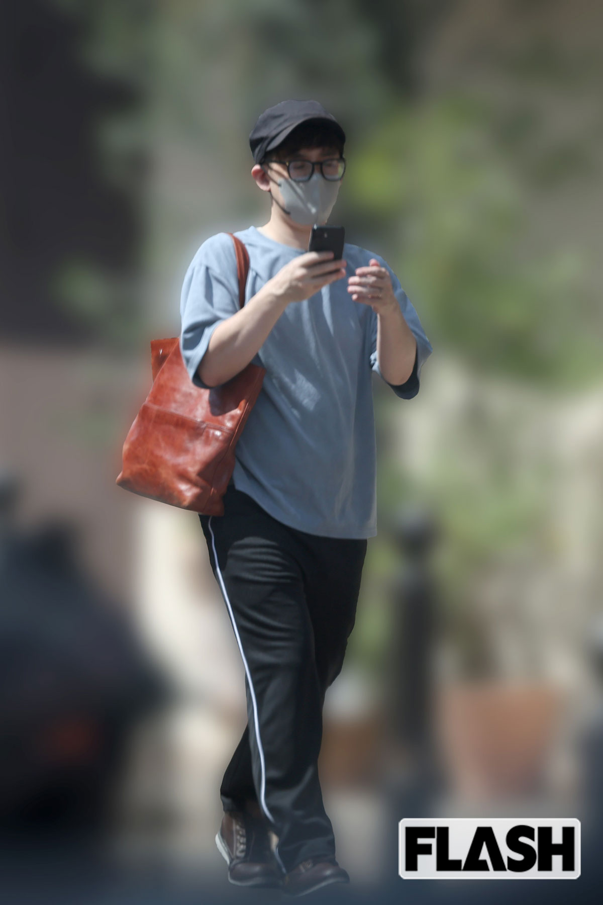 2026年6月1日、都内のラブホテルから出てきたプロ雀士・渋川難波。A子さんと密会していたが、左手の薬指には、指輪が着けられたままだった（写真・伊藤 修）