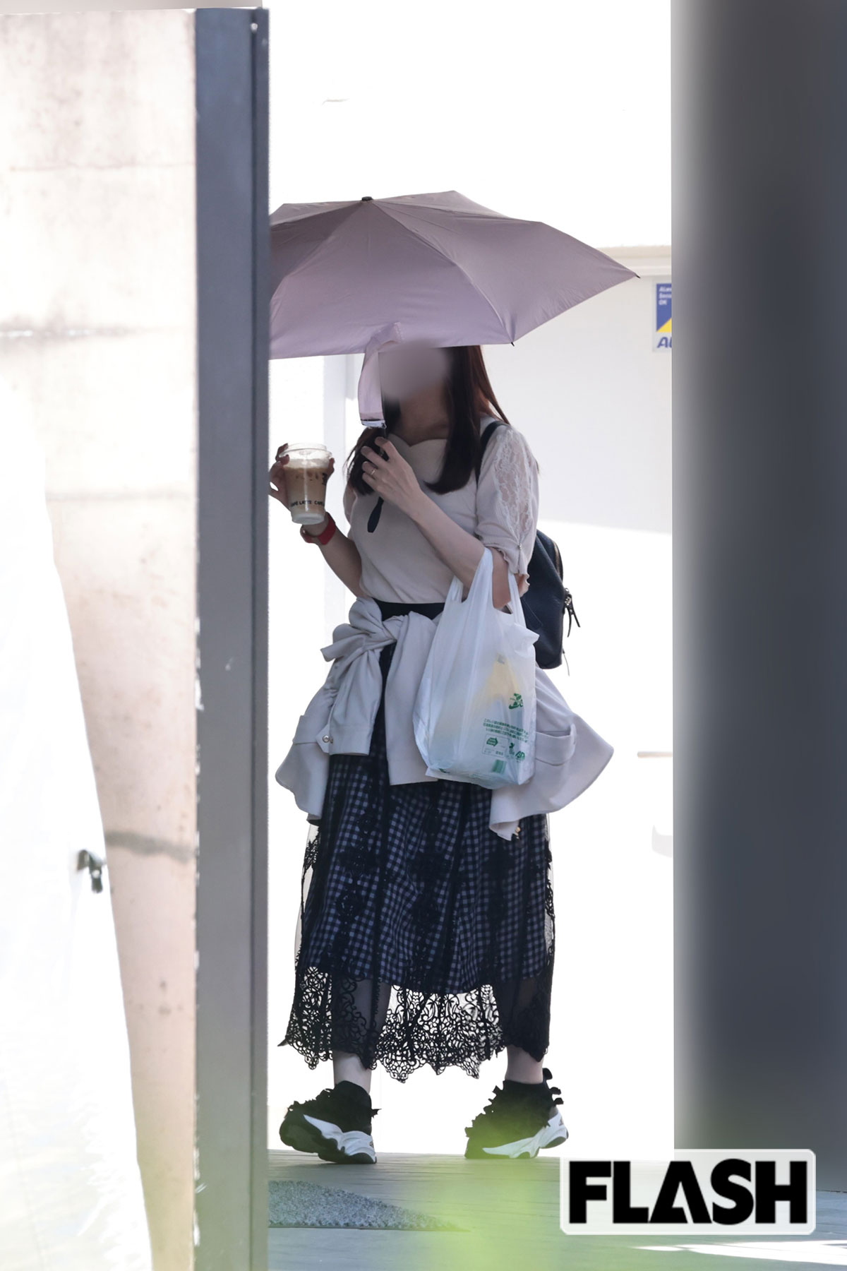 2026年6月1日、都内のラブホテルに入るプロ雀士・渋川難波の不倫相手であるA子さん。入室から3時間後、渋川と30分のタイムラグを設けて退室した（写真・長谷川 新）