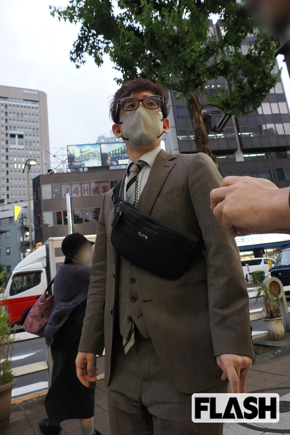 2026年6月5日、放送対局を終えて、トボトボと歩いていたプロ雀士・渋川難波。本誌の直撃に対して、左手の薬指を見せないように隠す素振りをみせた（写真・保坂駱駝）