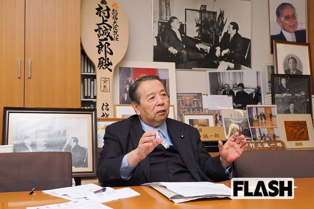 石破茂内閣で総務大臣を務めた村上誠一郎氏。議員会館の自室には、思い入れのある品々が並ぶ（写真・梅基展央）