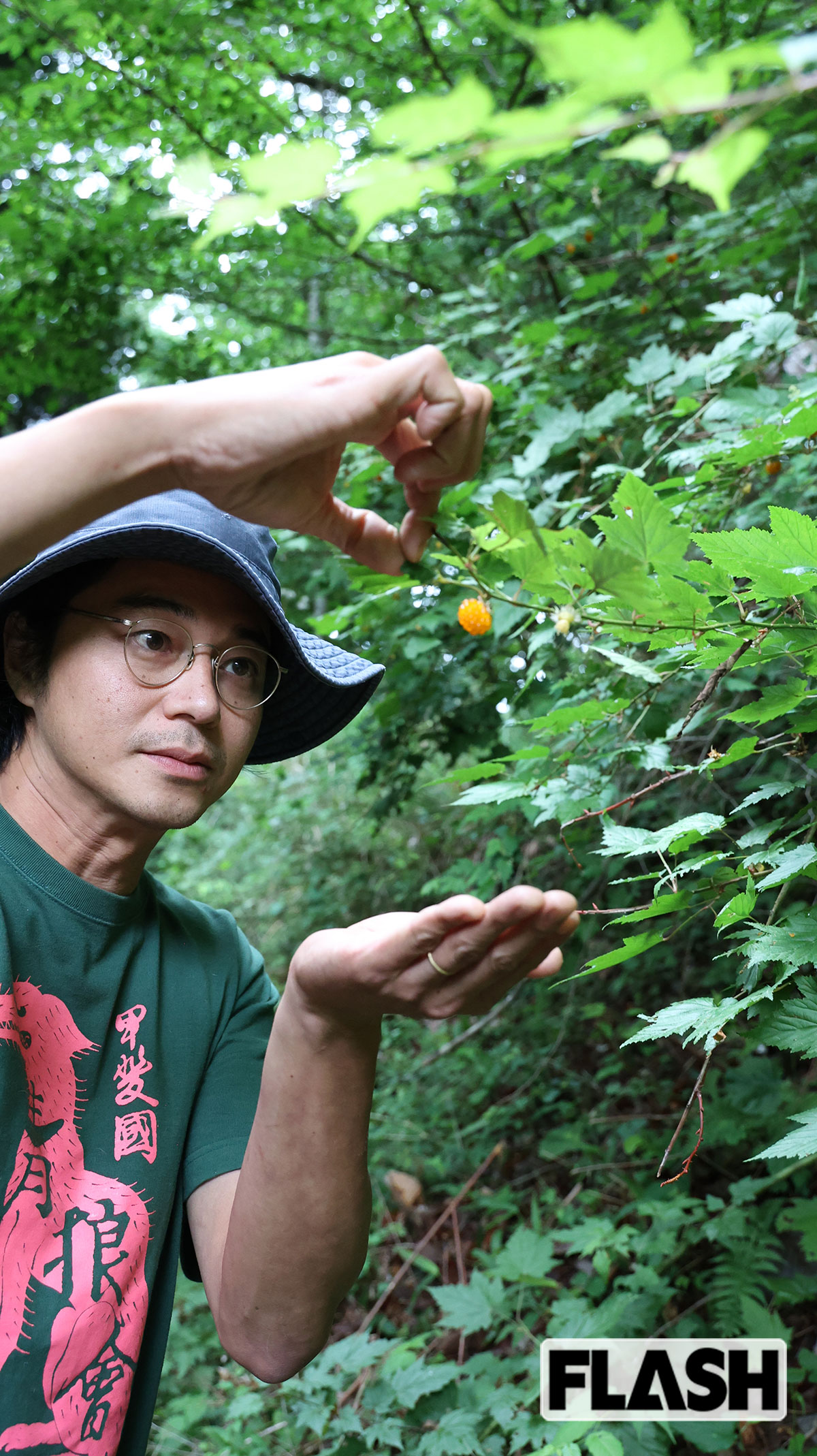 キイチゴの実をとる東出昌大。本誌記者も試食したが、美味だった