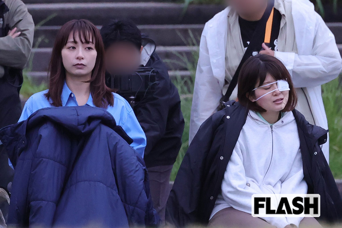 寒さに絶えながら撮影の待機をする宇垣美里（左）と佐津川愛美