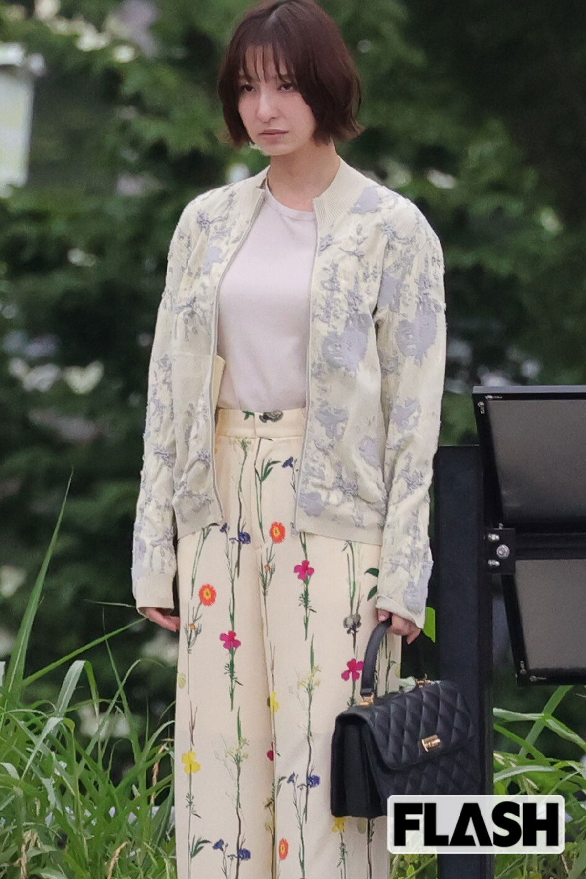 セレブママらしい衣装に身を包んだ篠田麻里子