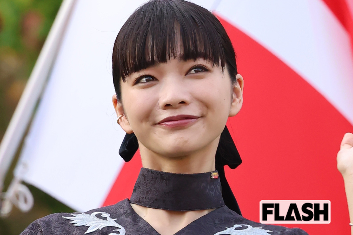 見上愛＆竹内涼真　華やか衣装で競馬場に登場、レース中に“ガッツポーズ”の…