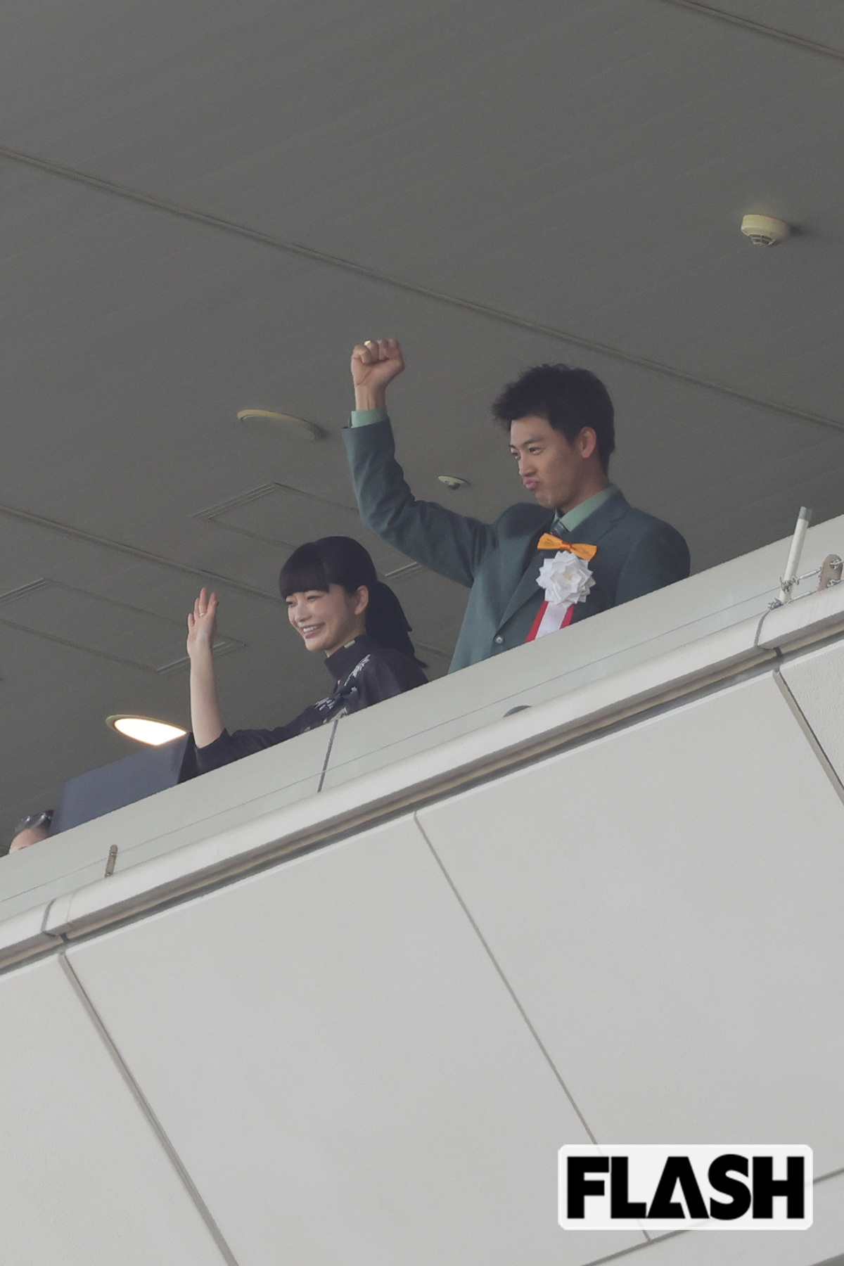 関係者関から競馬の様子を見た竹内涼真。レース中にガッツポーズをしていた