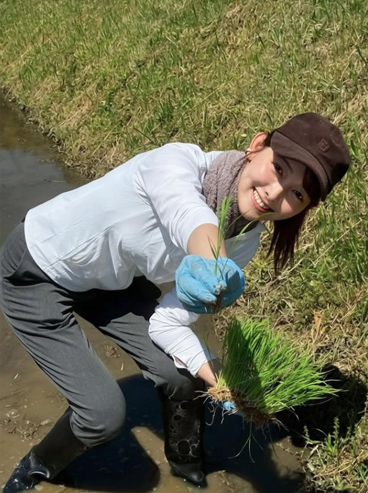 森山みなみアナのInstagramより。普段は“キレイ系”の衣装の投稿の多い彼女のラフすぎる田植え姿は、貴重なものとなったようだ