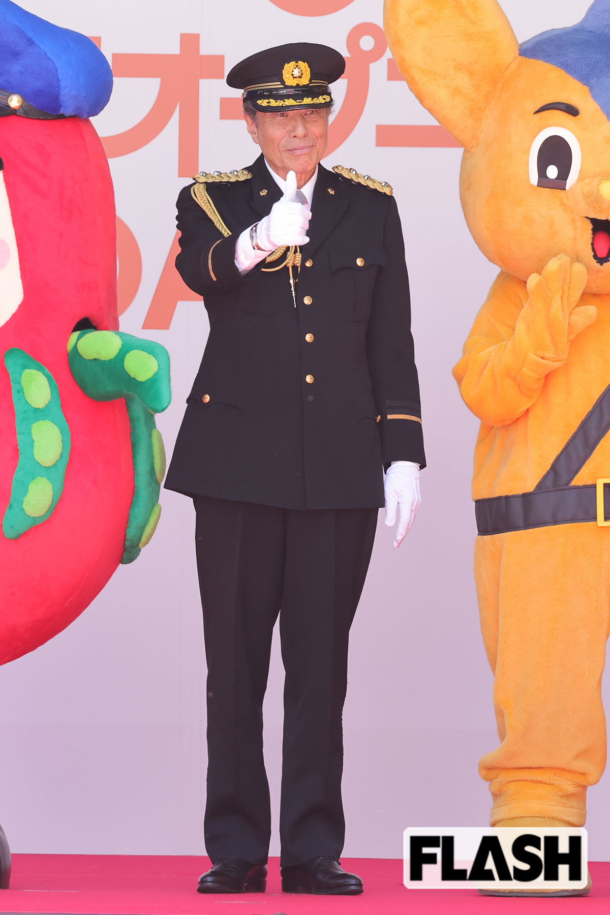 親指を立てる舘ひろし