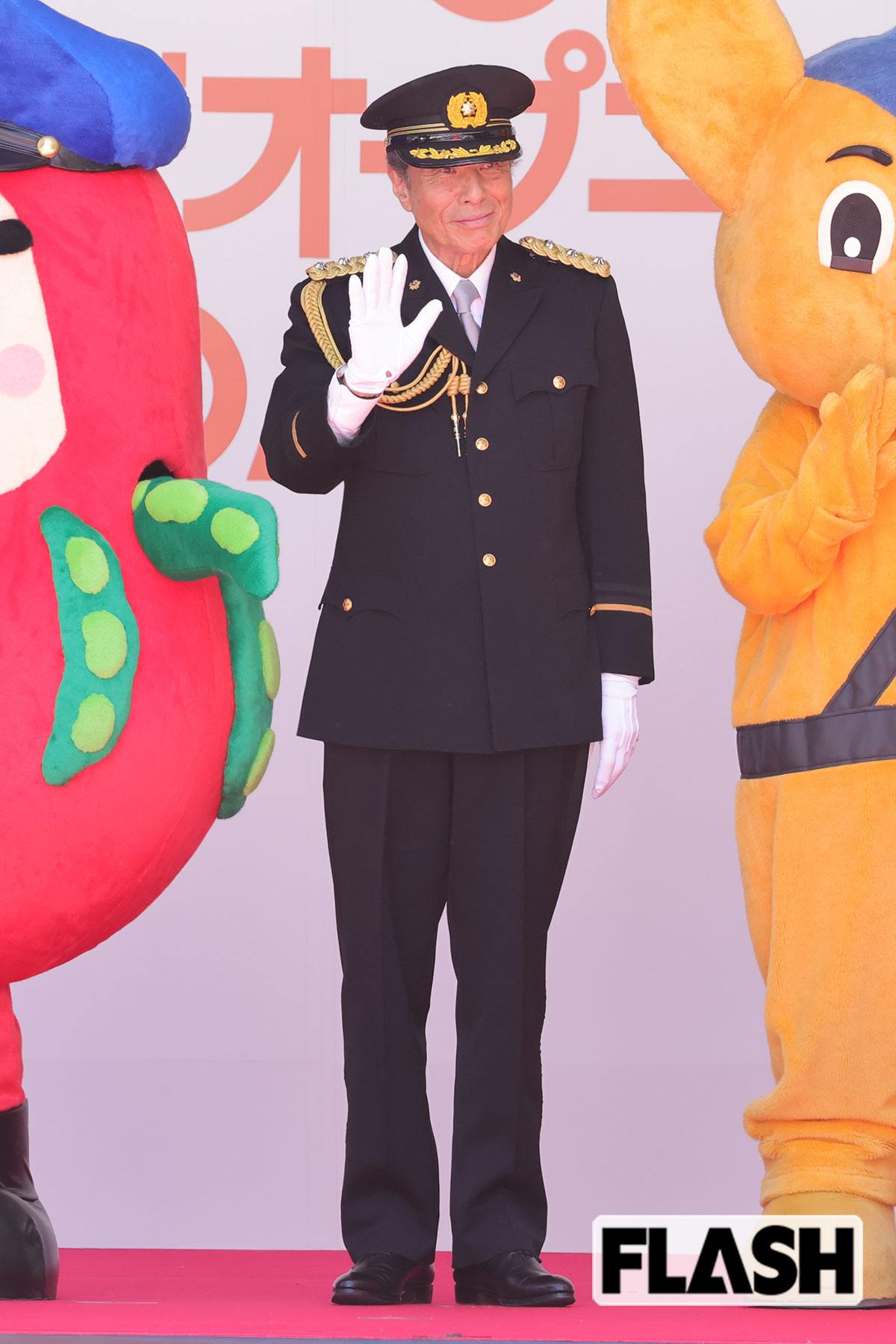 ファンに手を振る舘ひろし