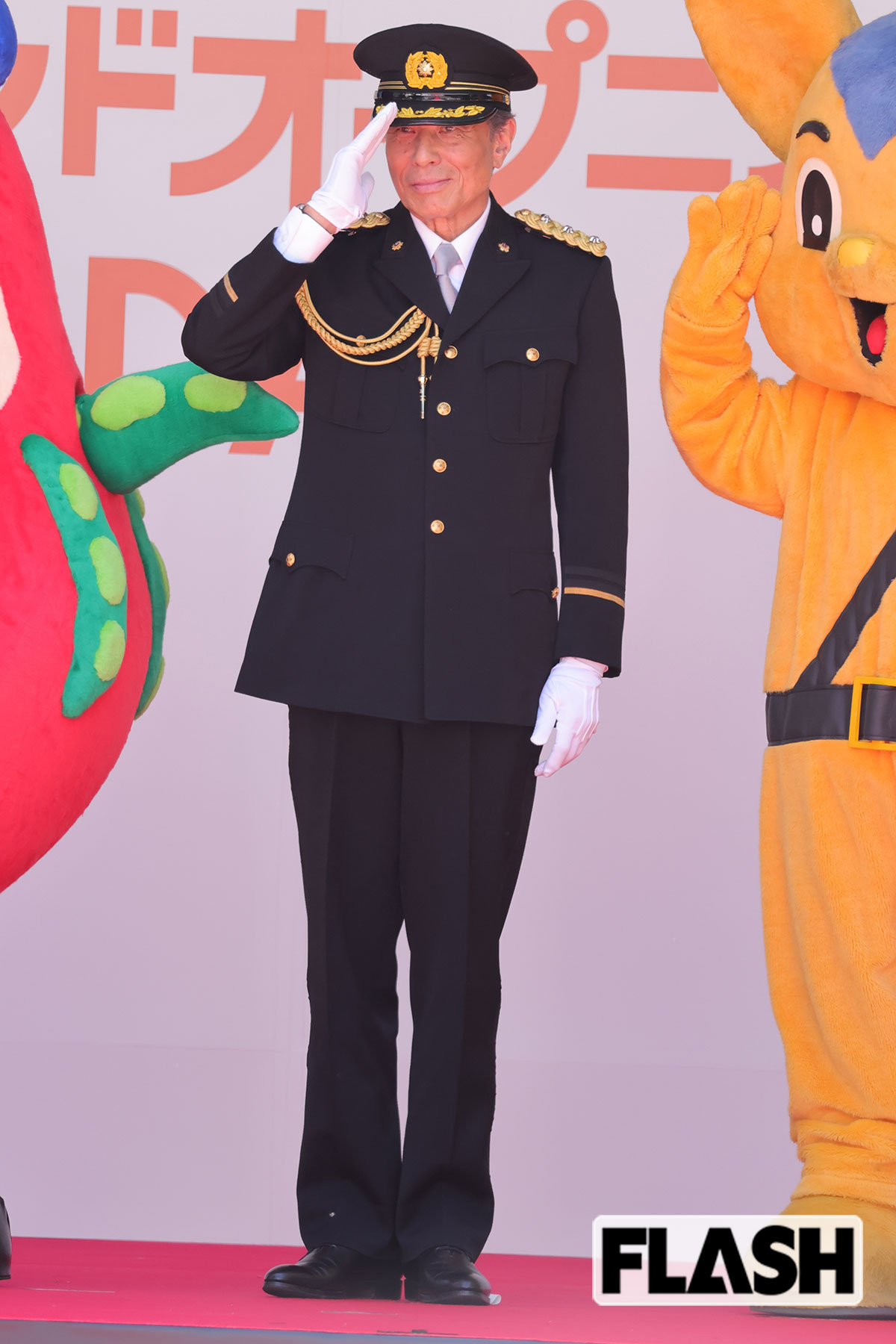 敬礼をする舘ひろし