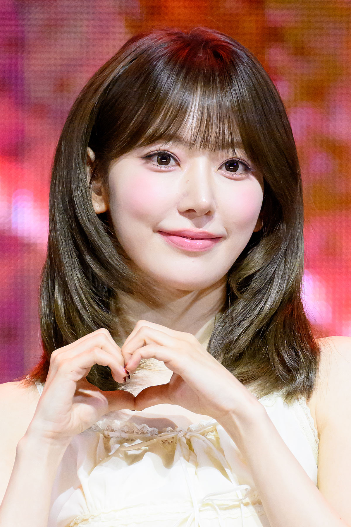 宮脇咲良、大胆“黒タイツ”の圧巻スタイル公開！金髪ボブとの異次元ギャップにファン熱狂