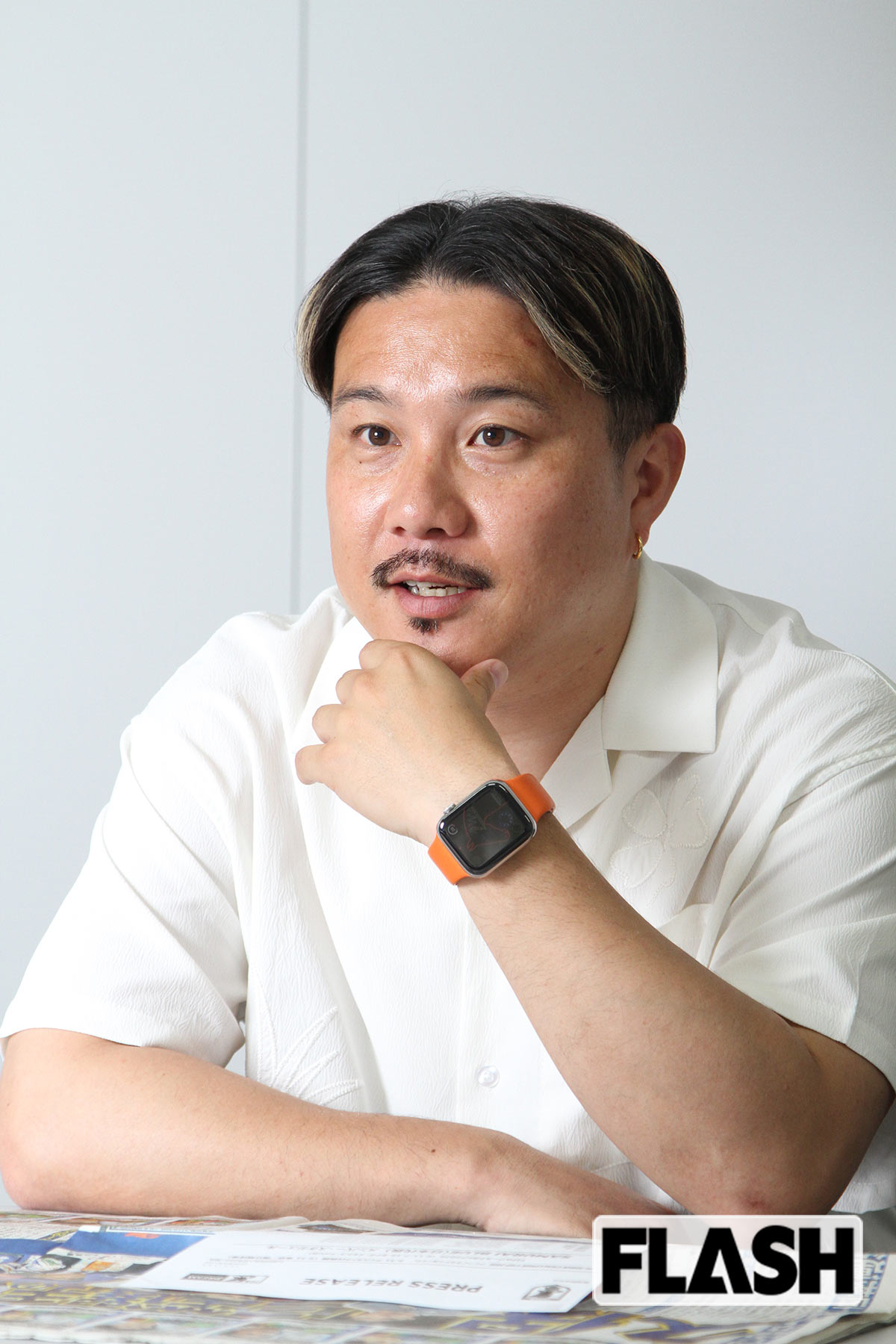 本誌のインタビューに応じる安田理大氏。大会期間中は、DAZNのリポーターとして日本代表に密着（写真・金谷千治）