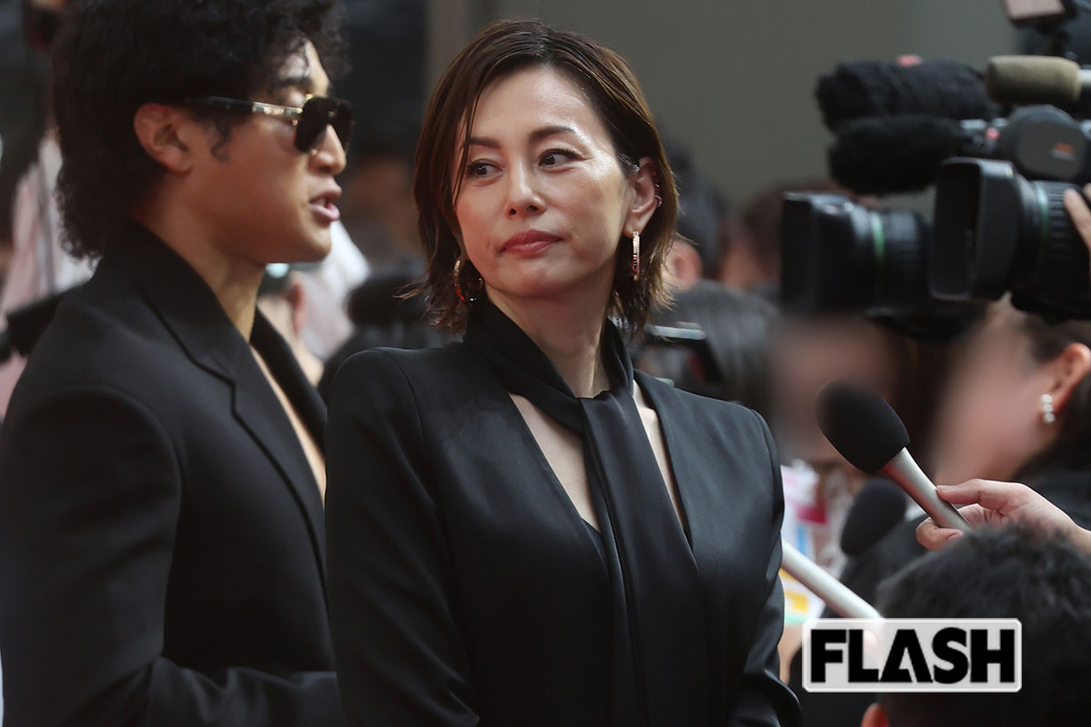 黒いスカーフを首に巻いている米倉涼子