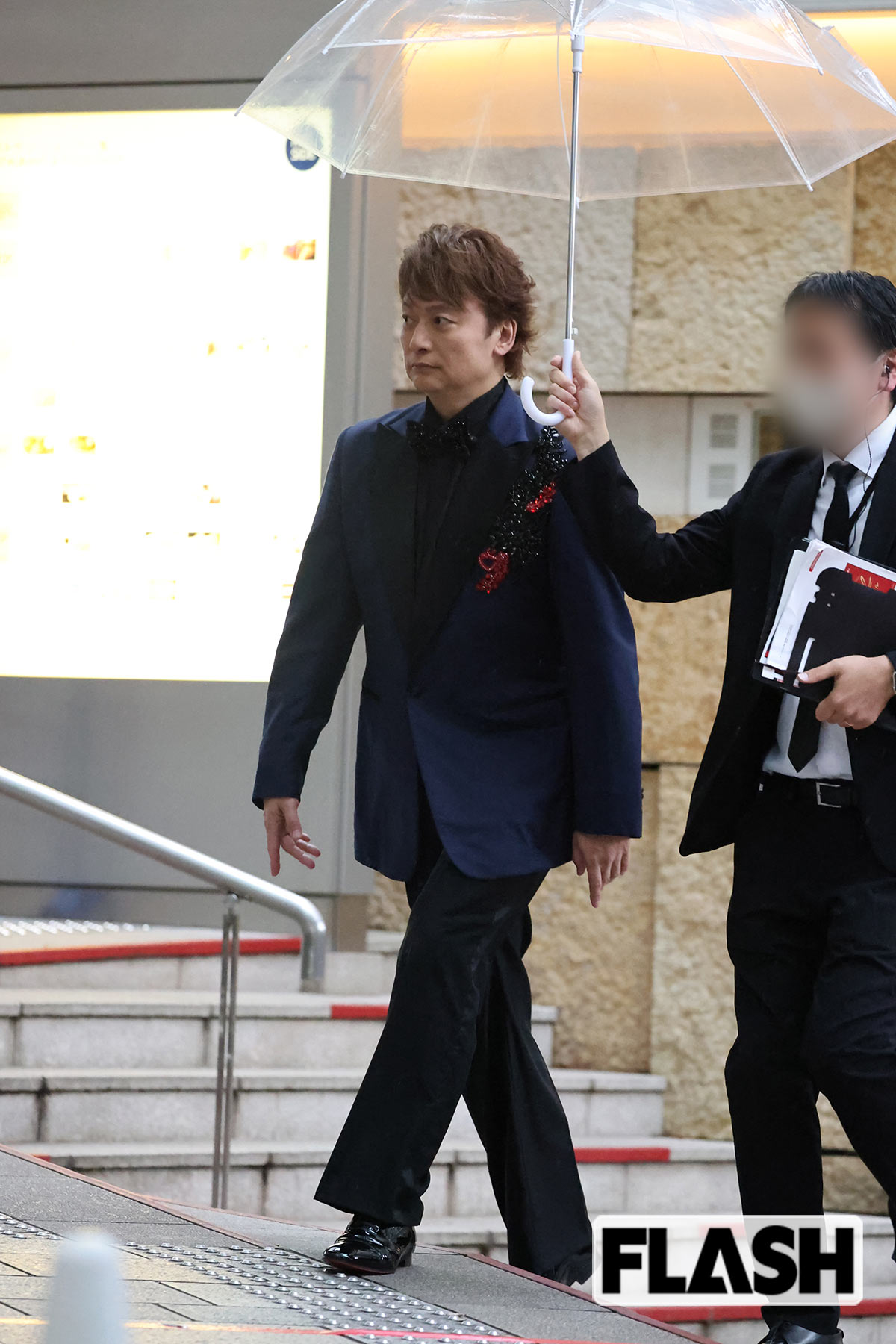 雨のなか、六本木ヒルズ内を歩く香取慎吾