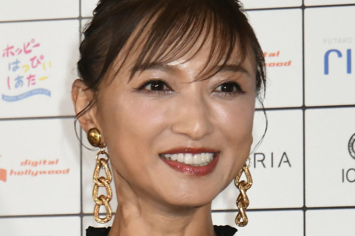 望月理恵アナ、54歳の奇跡の“腹チラ”に「女神降臨」と賞賛の声…近年は美…