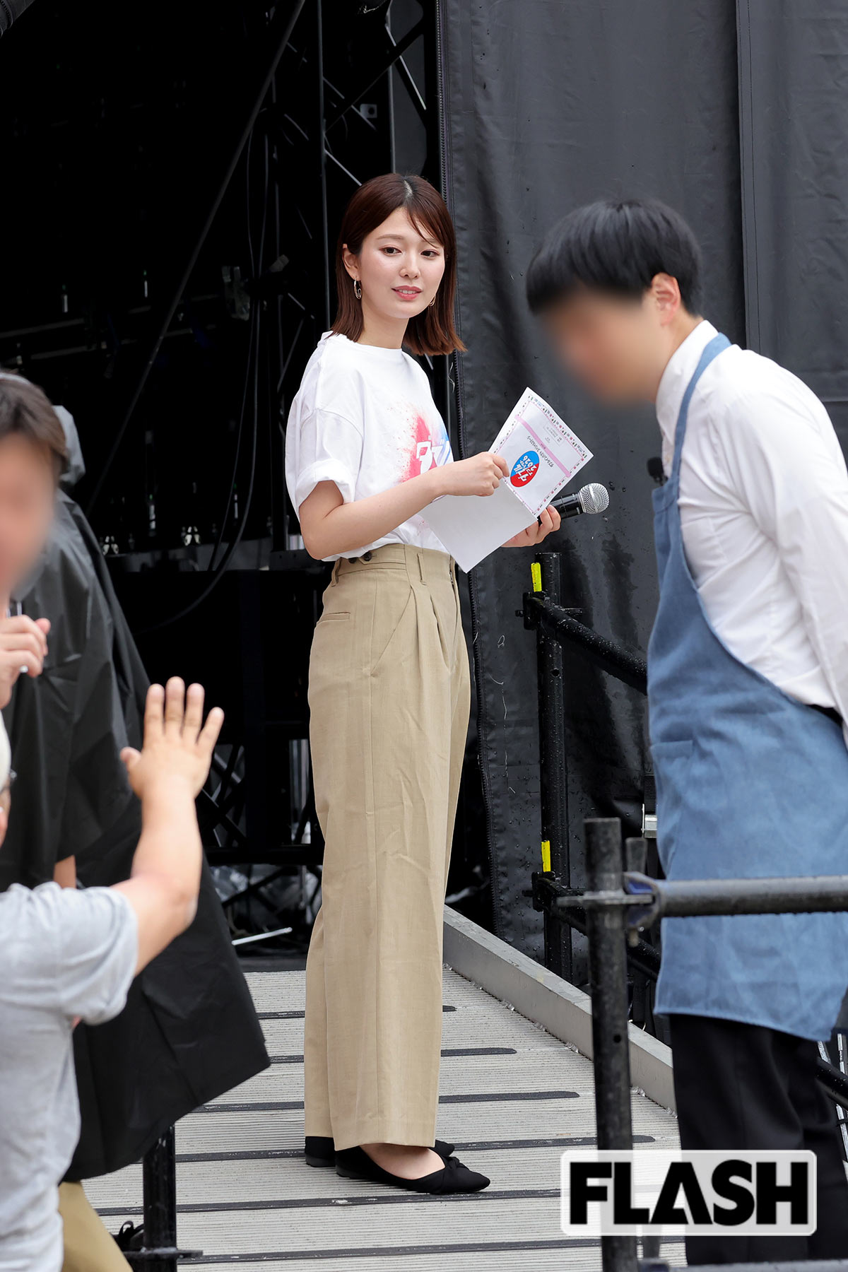 ステージの脇で待機する黒田みゆアナ