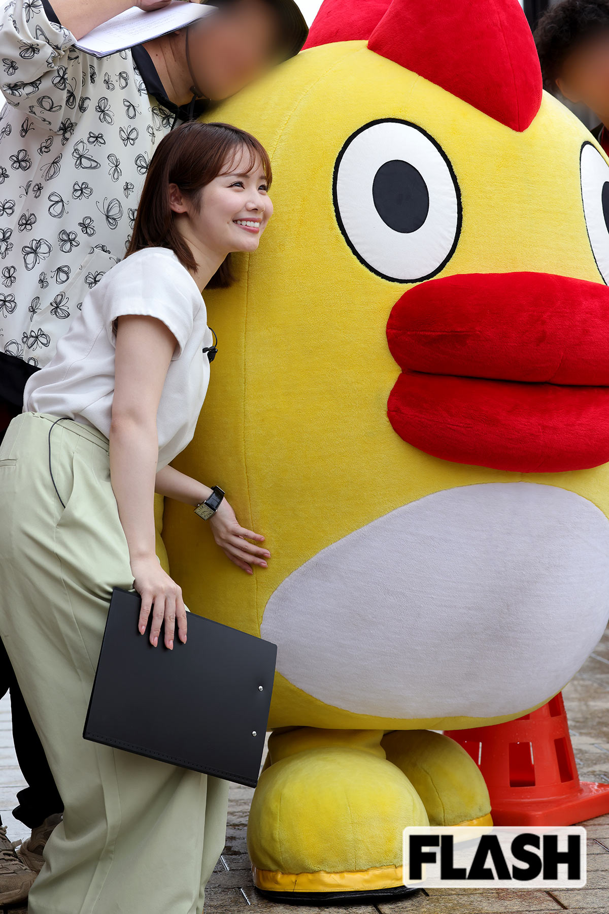 マスコットキャラクター「そらジロー」と記念撮影をする並木雲楓アナ