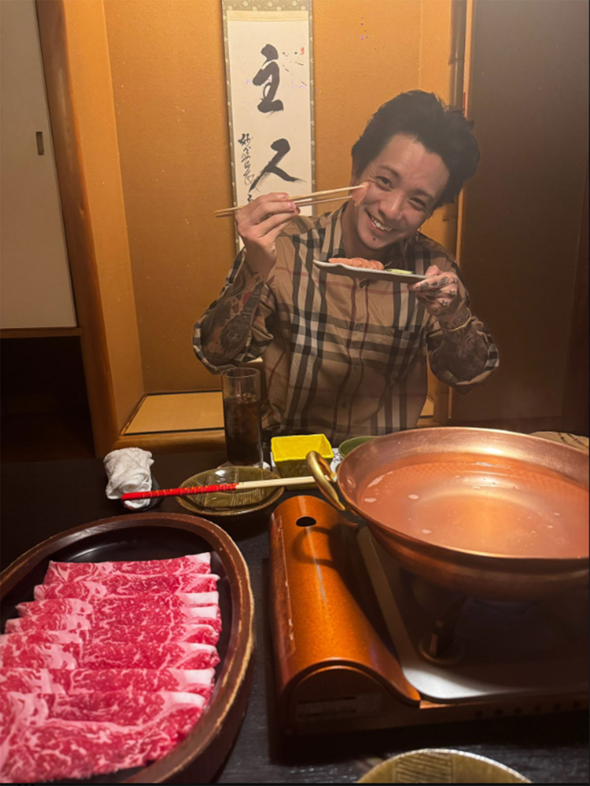 「しゃぶしゃぶ」と「あぶり明太子」を用意された出所祝いでの田中聖(画像・6月10日投稿の『カマたく@CRAZE』のX「@takuya_hyon」より)