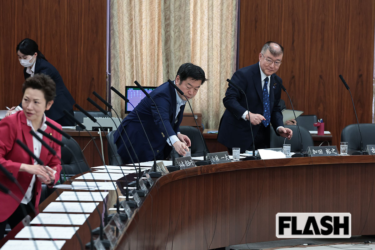自民党議員の席に水を入れたコップを並べる、（右から）釜萢敏、加田裕之、若井敦子の3参院議員（写真・長谷川 新）