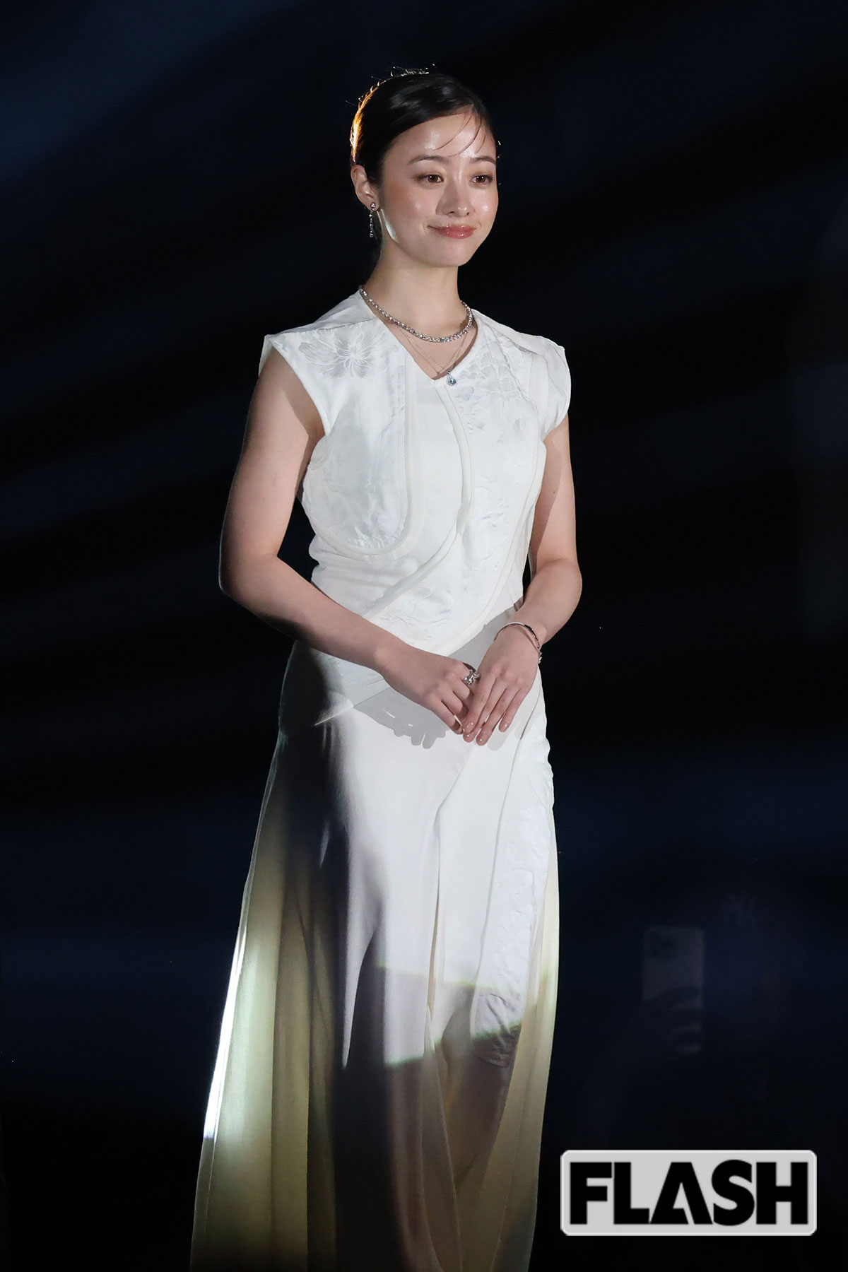 美しい立ち姿を披露する橋本環奈