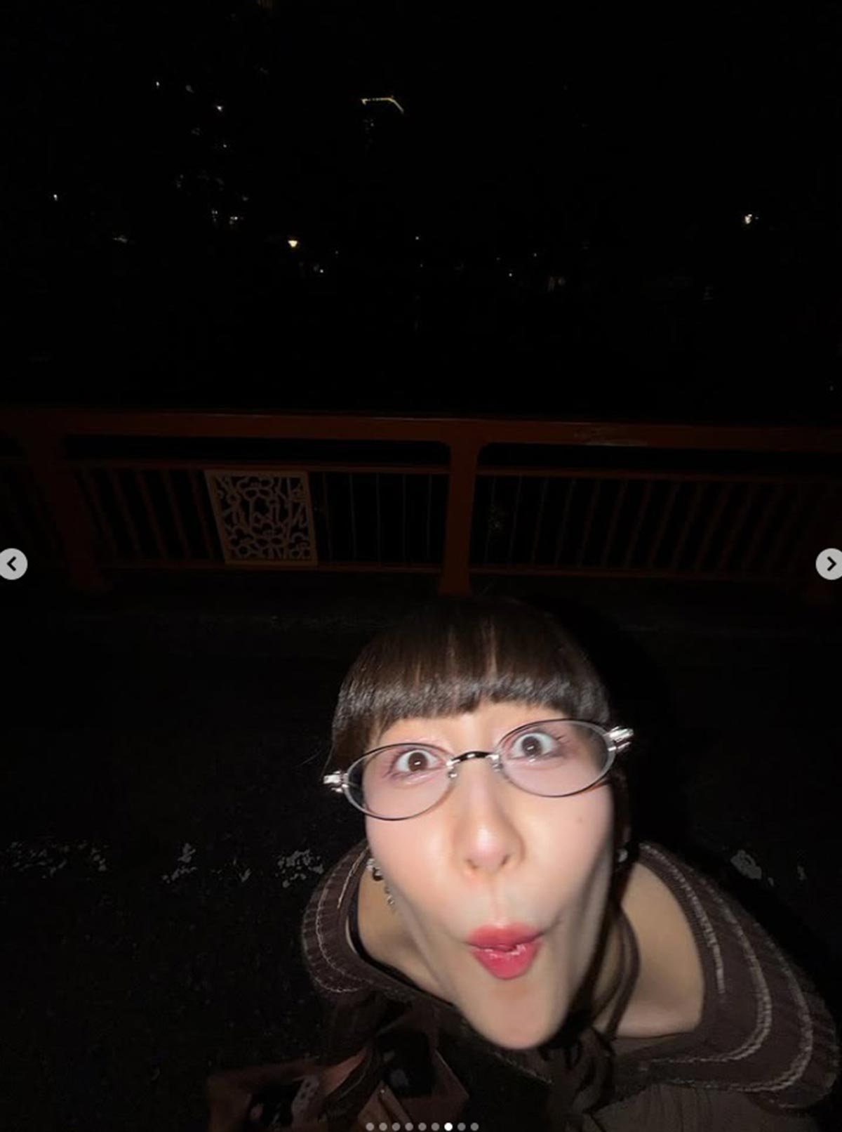 「撮ったの許さない」と、Cocomiがアップした顔の輪郭が歪んだ変顔写真。ふだんとの大きなギャップに驚きの声が広がっている(写真・本人Instagramより)