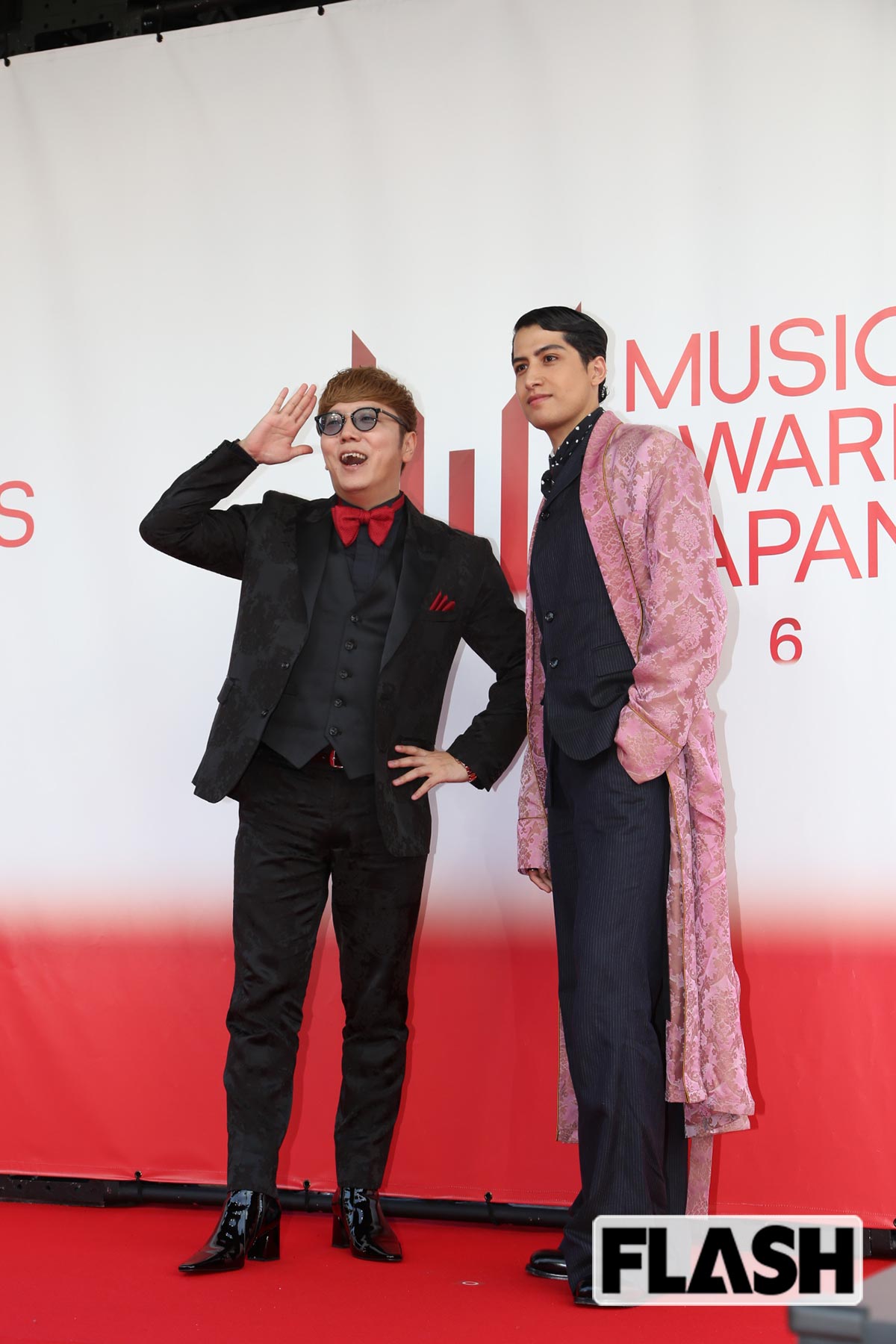 2026年6月13日、『MUSIC AWARDS JAPAN 2026』の授賞式に出席したYouTuberのHIKAKIN（左）とタレントのkemio（写真・金谷千治）