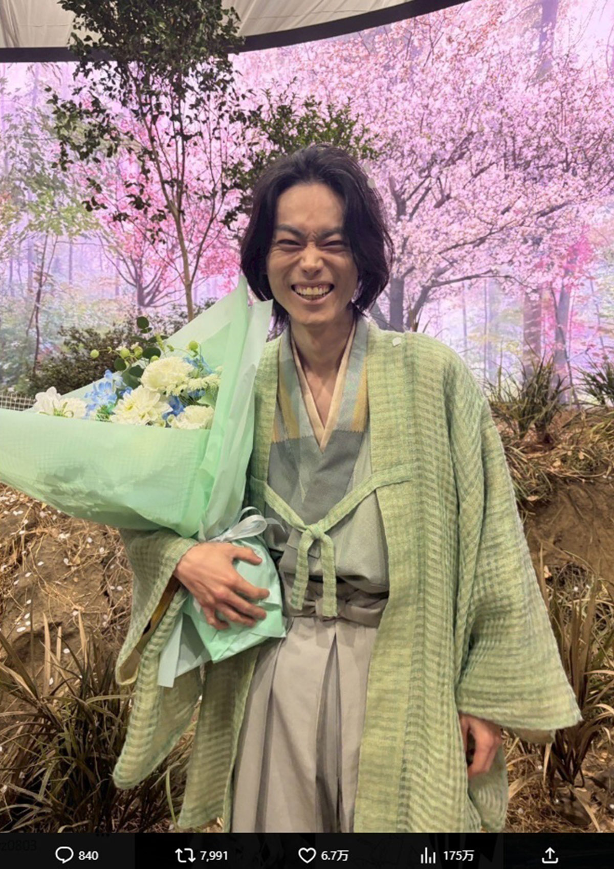 菅田将暉がアップしたクランクアップの際と思しき写真。頬がこけ、げっそりとした姿だ（写真・本人Instagramより）