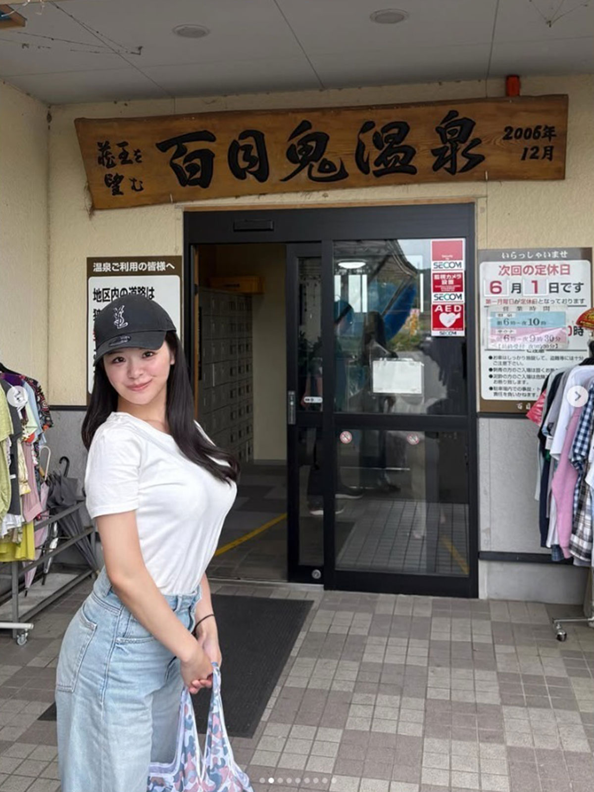 プライベートで温泉を訪れたことを報告する佐藤真優アナ。抜群のスタイルに注目が集まっている（写真・本人Instagramより）