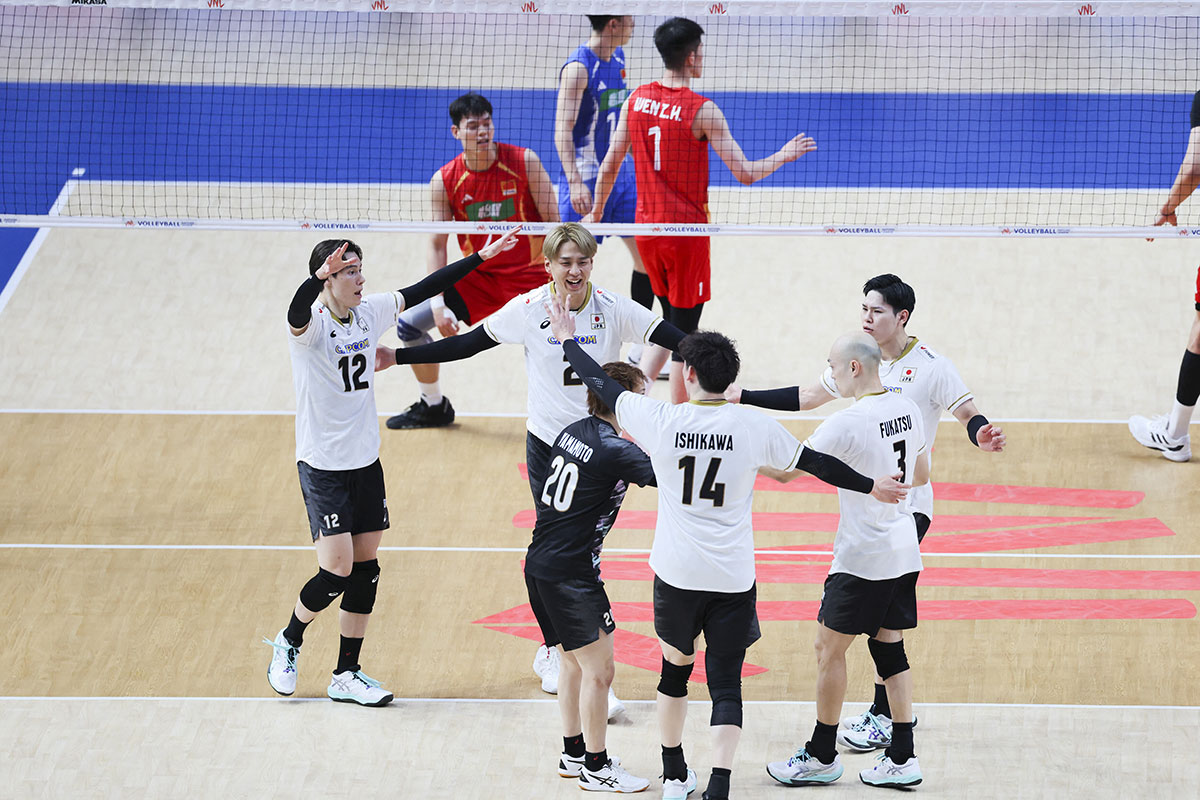 6月13日のバレーボールの「ネーションズリーグ2026」男子中国代表戦で勝利した男子日本代表（写真・共同通信）