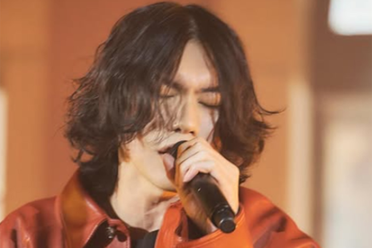 米津玄師、『MUSIC AWARDS』で披露した『IRIS OUT』で海…