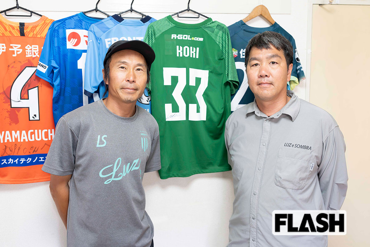 小川航基が中学生時代に所属した大豆戸FCの末本亮太代表（左）と西川出理事（写真・木村哲夫）