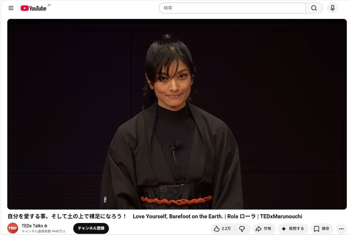こんがり日焼け姿に激変したローラ。芸能生活での壮絶な苦悩を明かした（写真・YouTubeチャンネル「TED Talks」より）