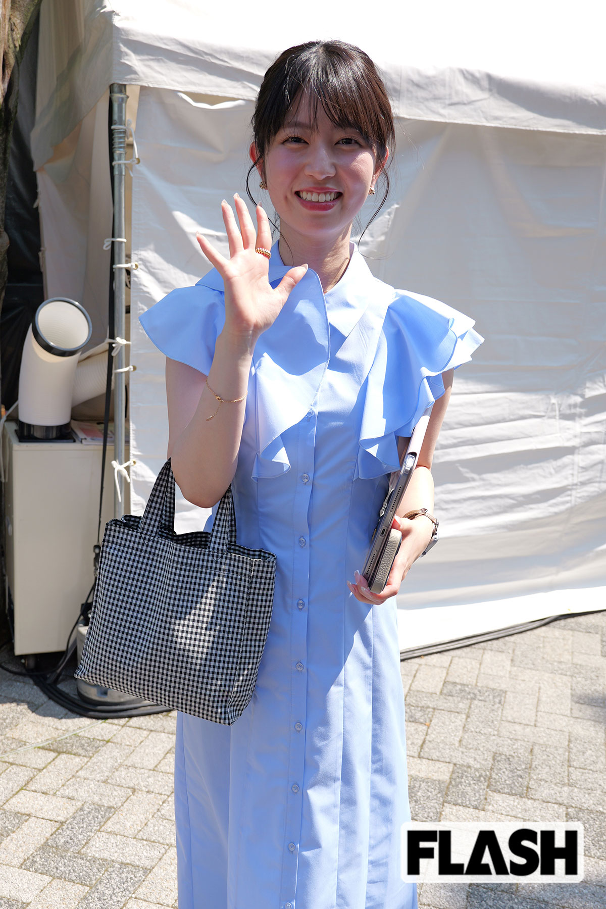 カメラに向かって手を振る中根舞美アナ
