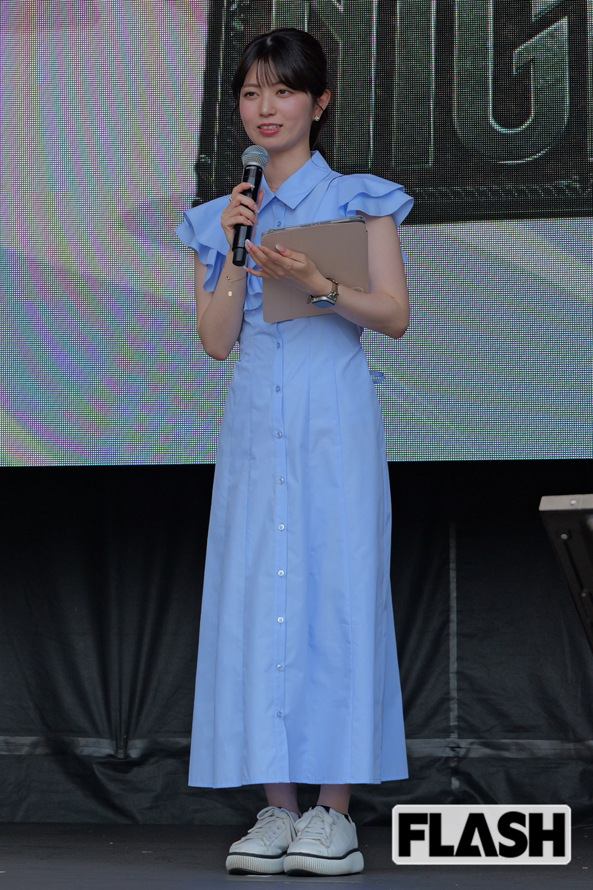 爽やかなブルーのワンピースを着こなす中根舞美アナ