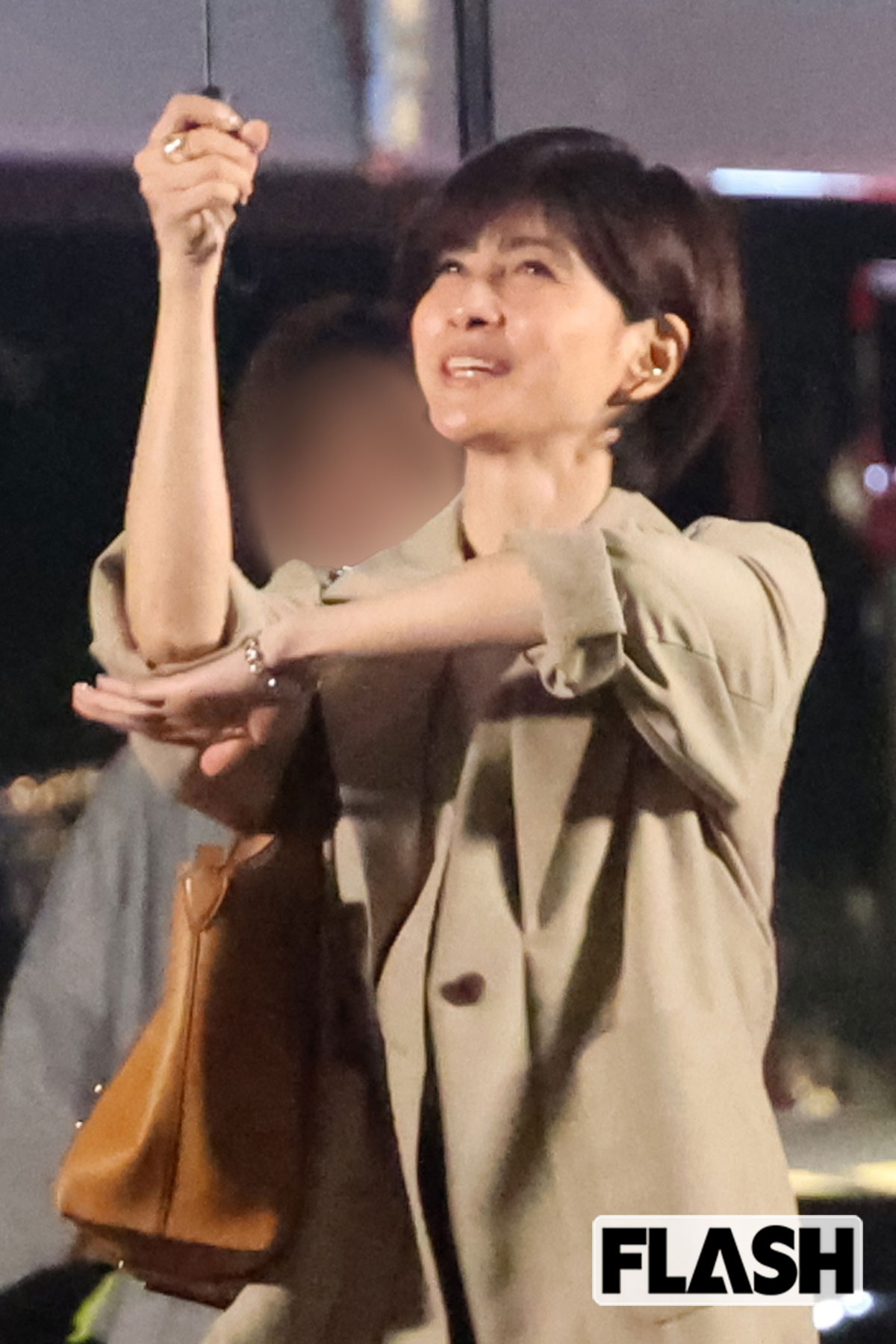 突然 “ウルトラマンポーズ” を披露する内田有紀。ドラマの撮影だった