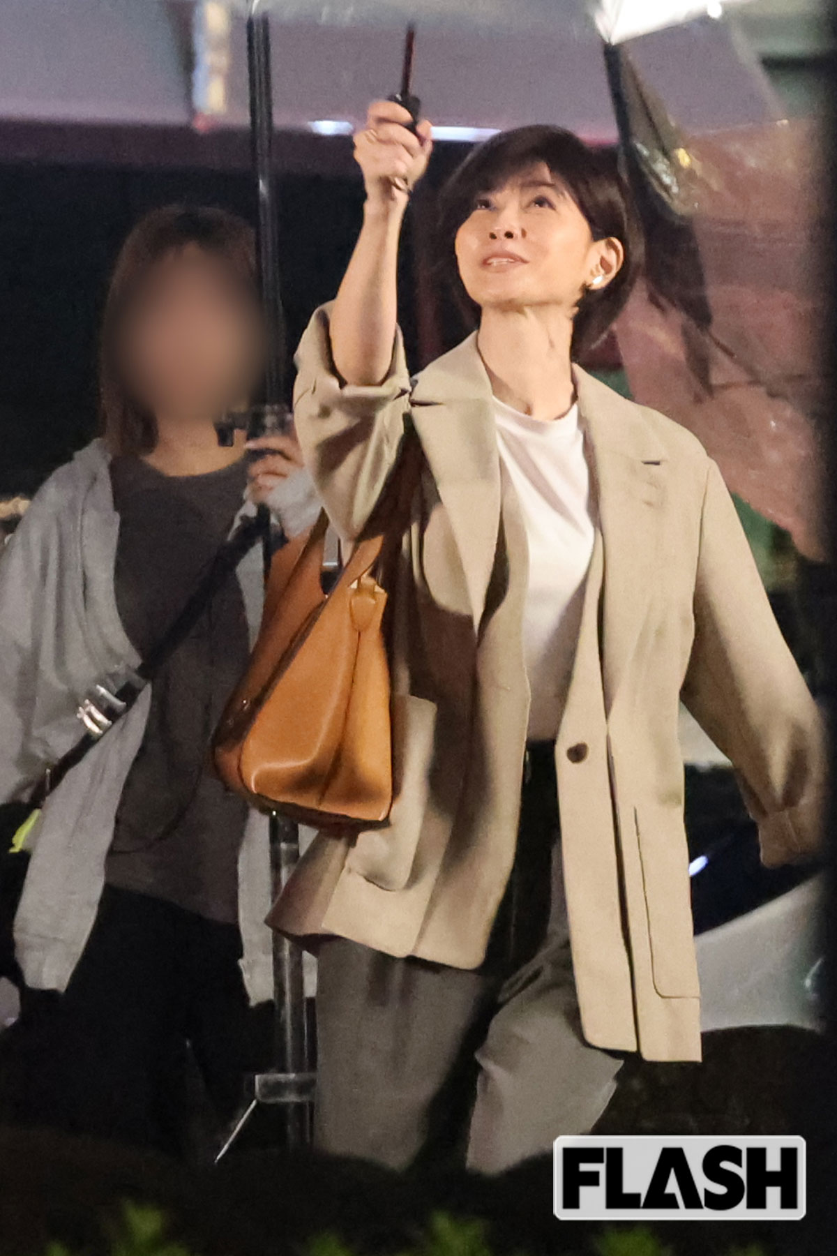 雨の中、小躍りをする内田有紀