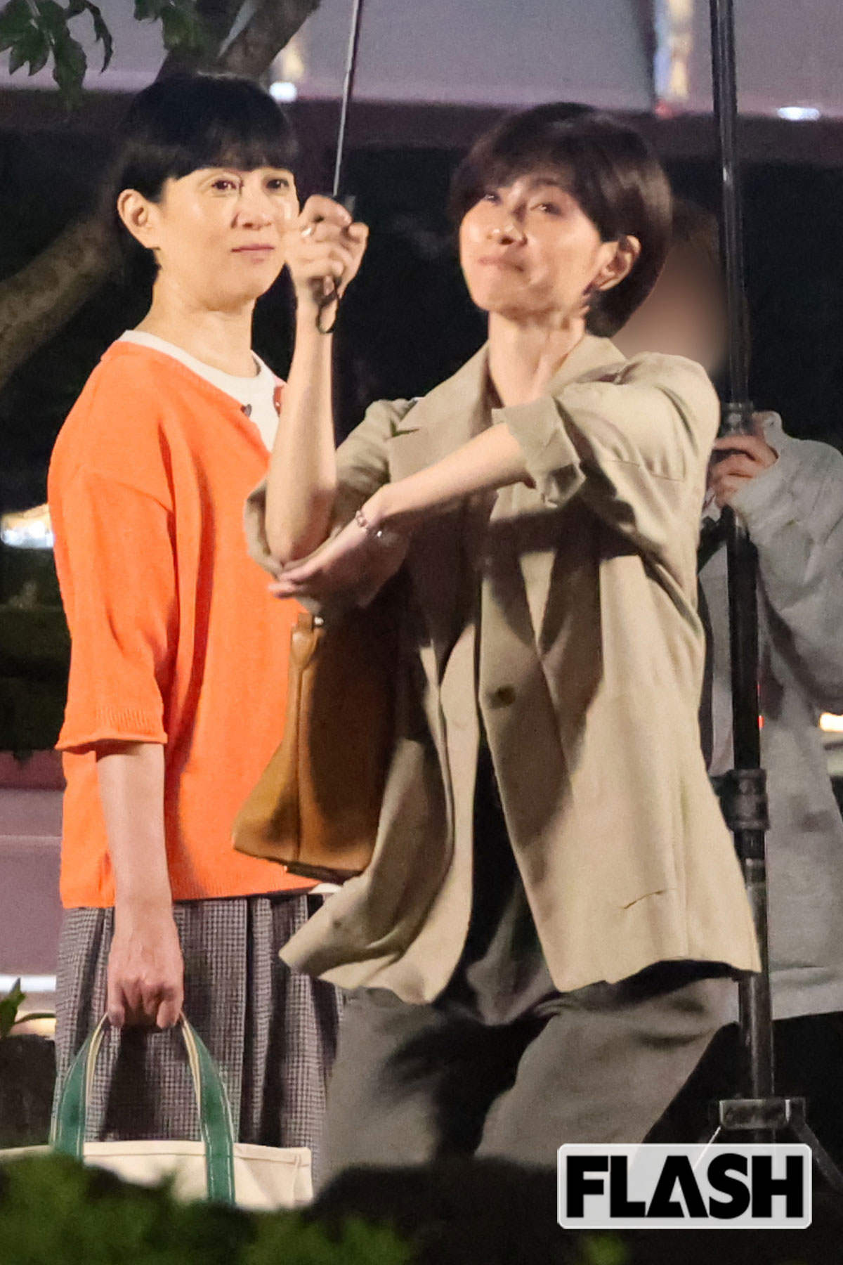 ポーズを決める内田有紀とそれを見守る坂井真紀