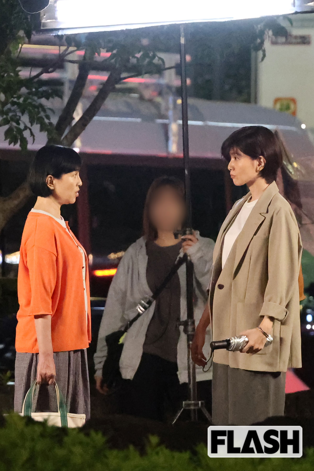 真剣な様子で向き合う坂井真紀
