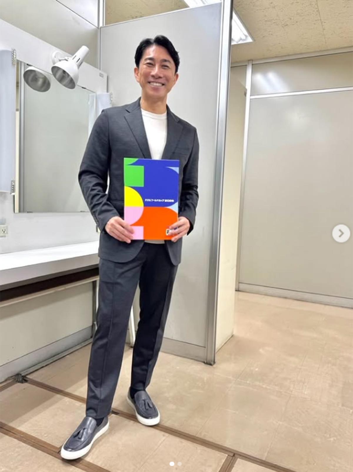 前園真聖のInstagramより。『バスVS鉄道乗り継ぎ対決旅』（テレビ東京系）のロケで全治6カ月という大けがを負った彼だが、一方でトレードマークのヒゲを剃りスッキリした印象になった