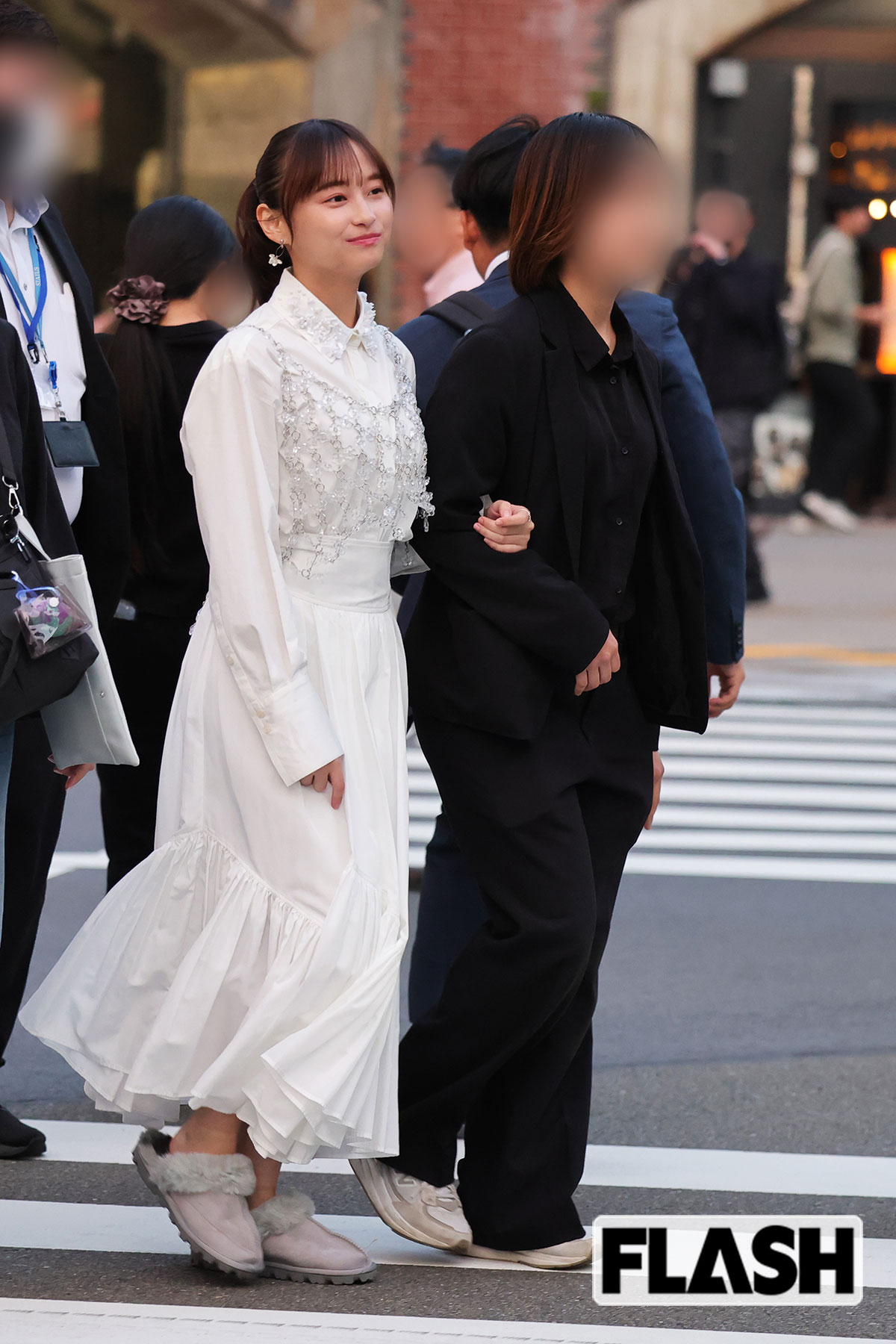 スタッフとともに会場を訪れる影山優佳