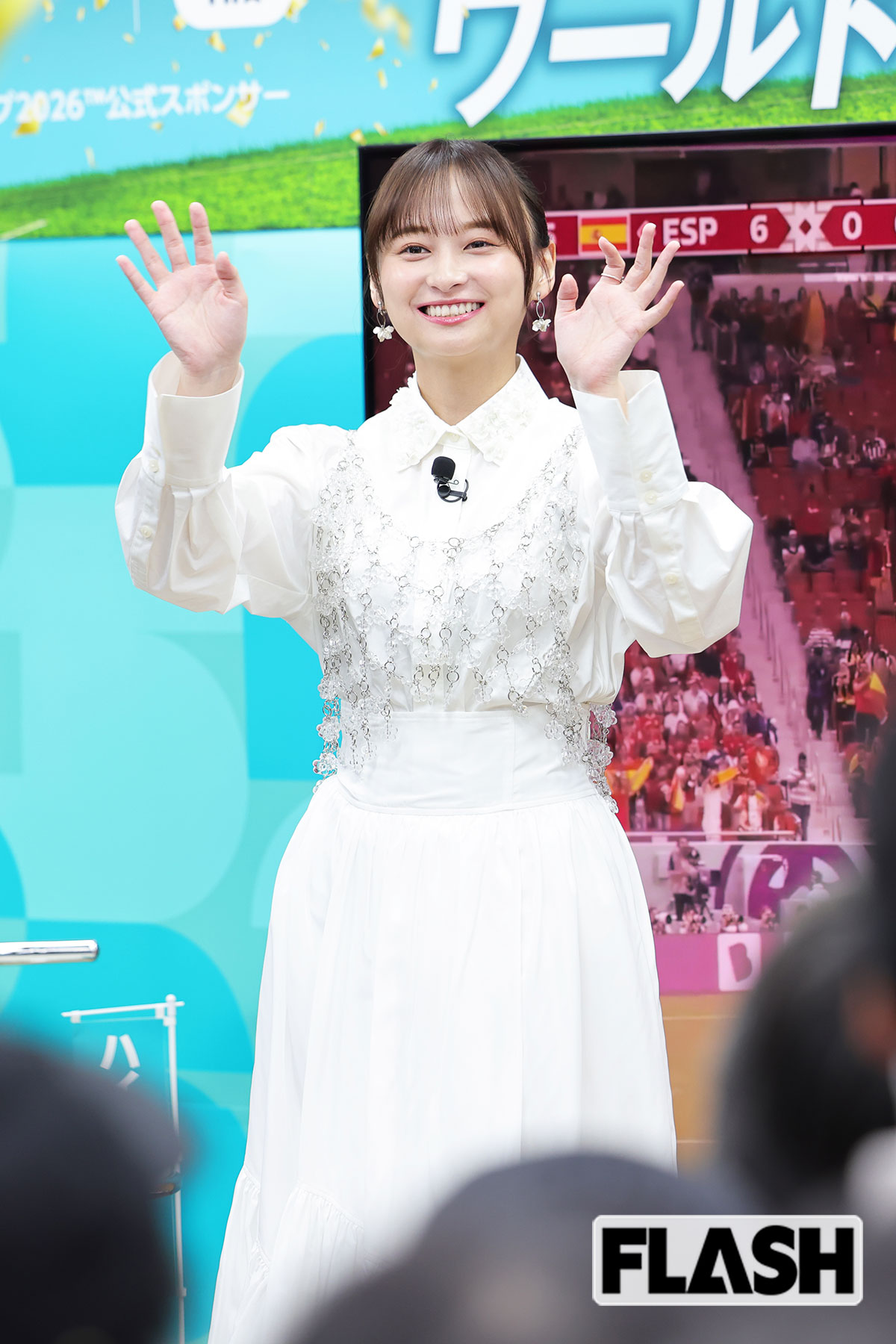手を振る影山優佳