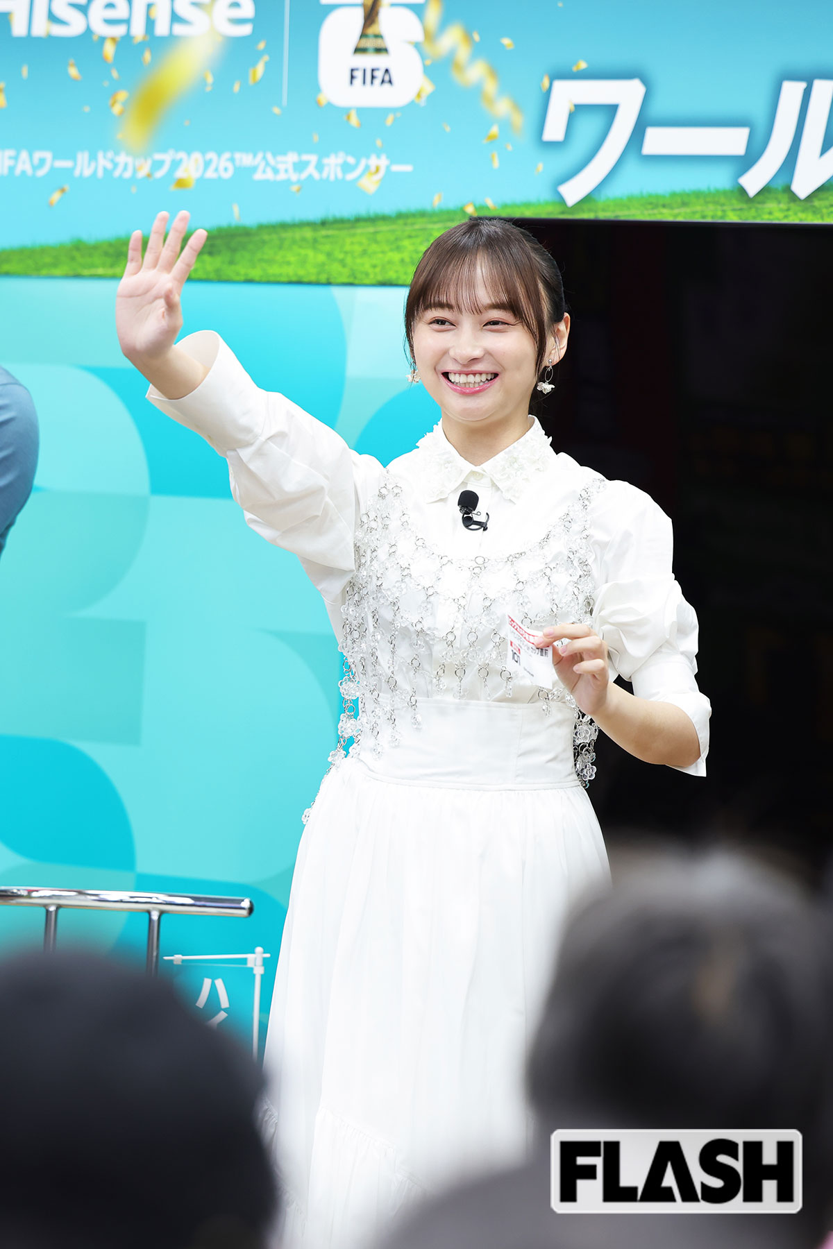 手を振る影山優佳